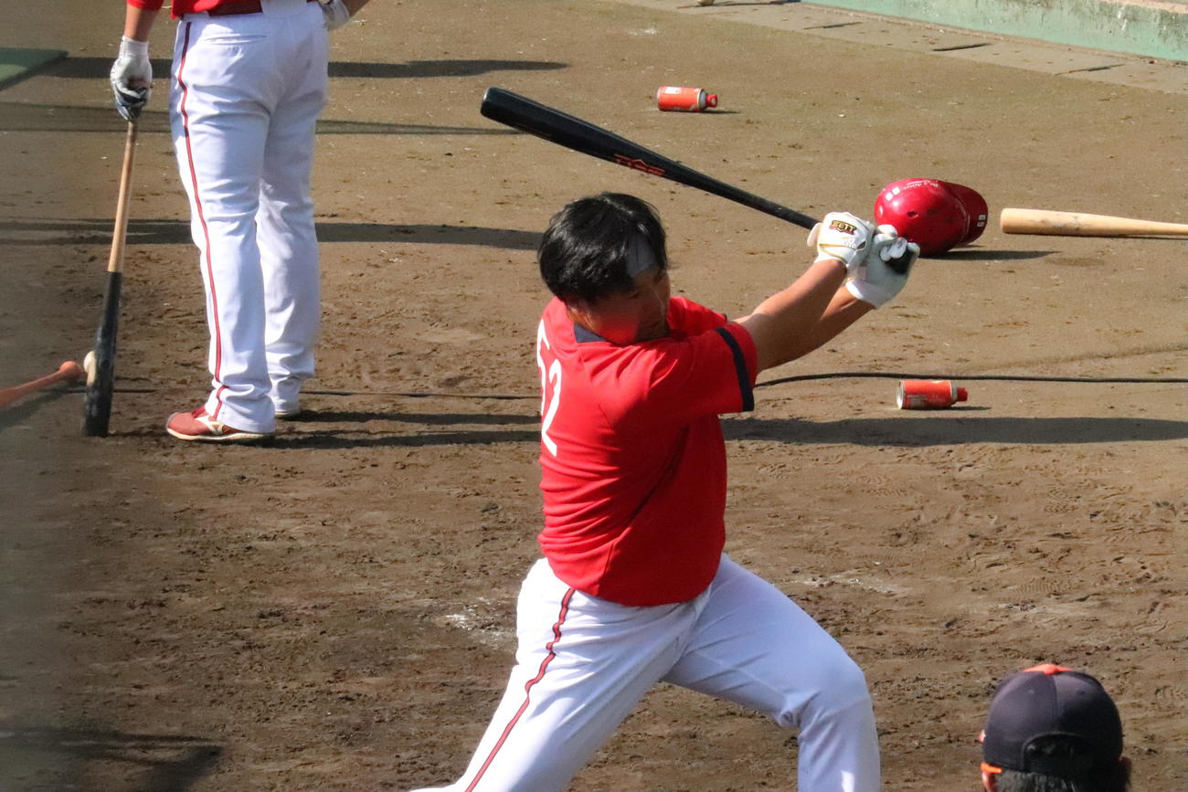 ティー打撃する広島末包昇大内野手（撮影・前原淳）＝2023年11月15日、天福球場