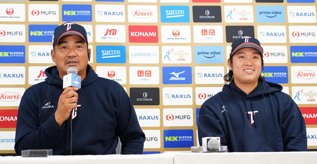 会見する台湾陳監督（左）と古林（撮影・菅敏）