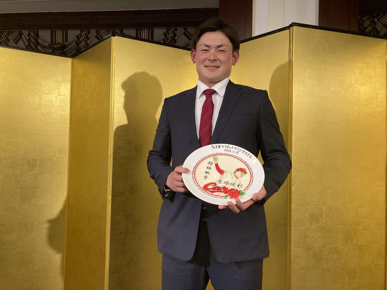 ホテルから贈呈された自らの座右の銘入りチョコレートプレートを持つ広島ドラフト5位赤塚