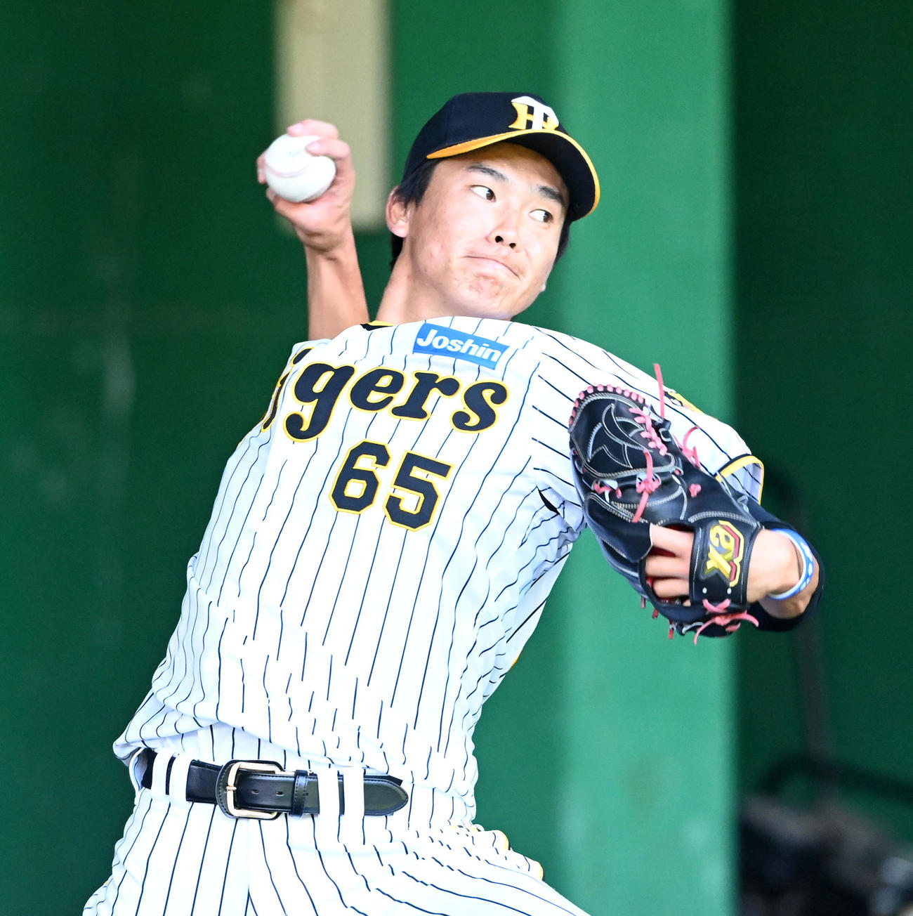 ブルペンで投球練習を行う湯浅（撮影・前岡正明）