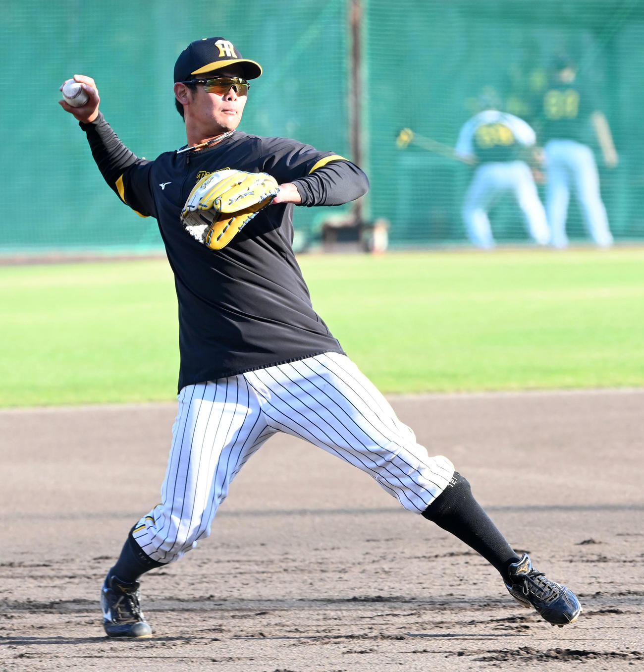 三塁でノックを受ける野口（撮影・前岡正明）