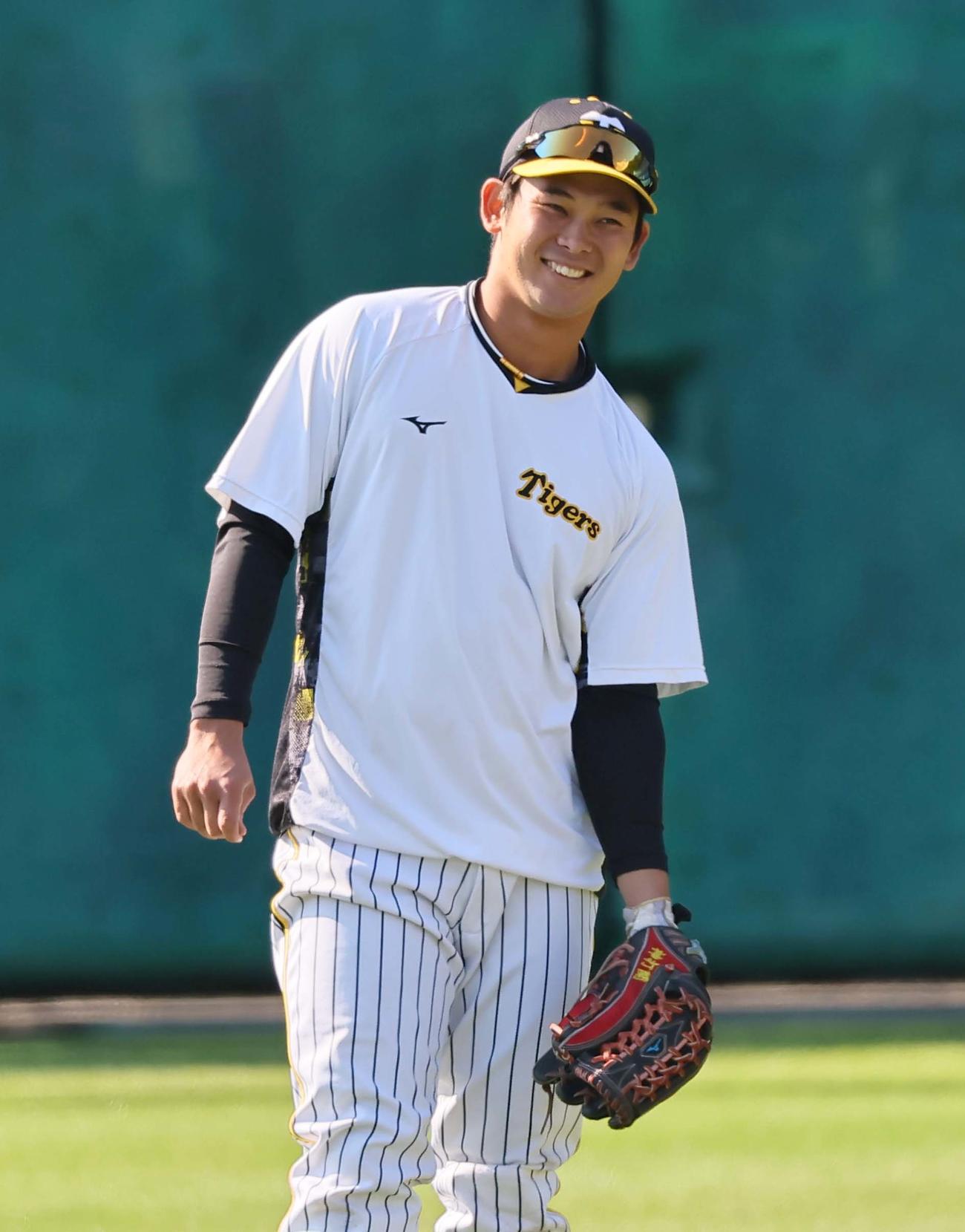 笑顔を見せながら外野守備練習をする野口（撮影・上田博志）