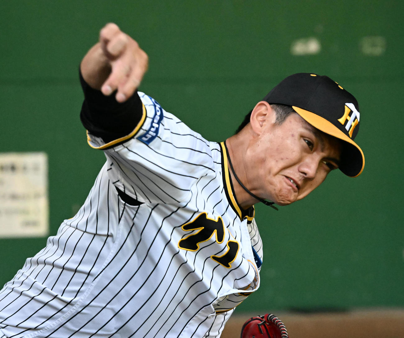 ブルペンで投球練習を行う西純（撮影・前岡正明）