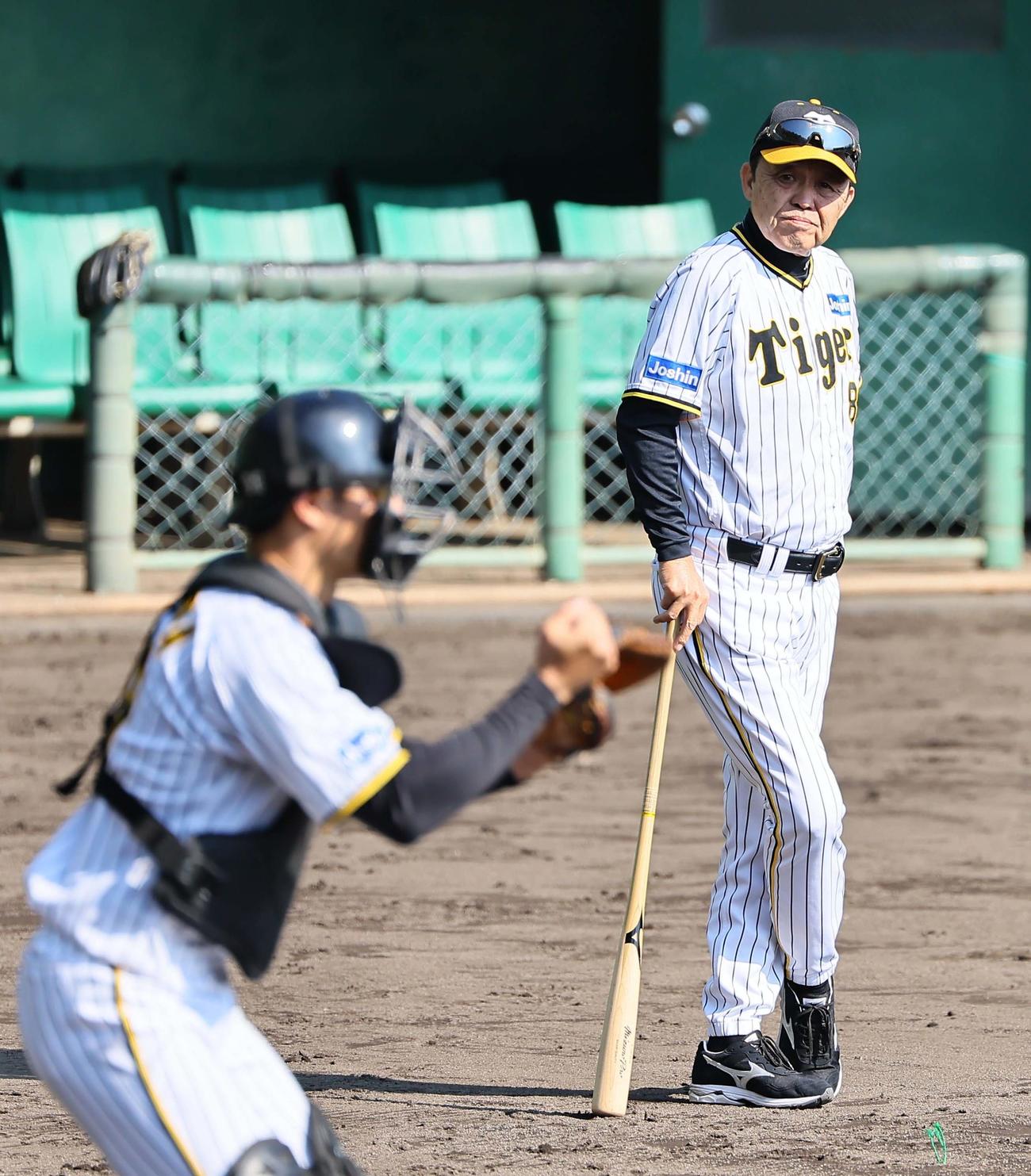 投内連携プレーの練習を見守る岡田監督（撮影・上田博志）