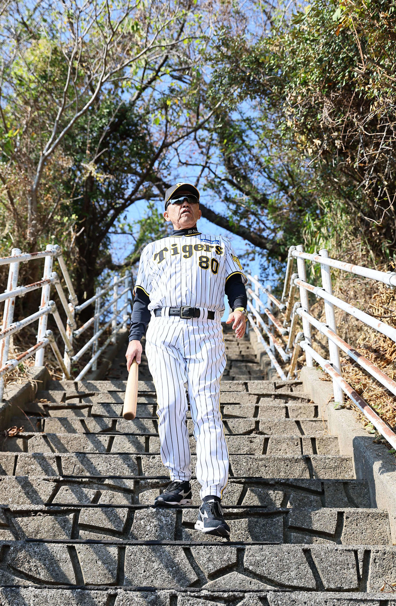 阪神岡田監督は長い階段を降りブルペンへ向かう（撮影・上田博志）