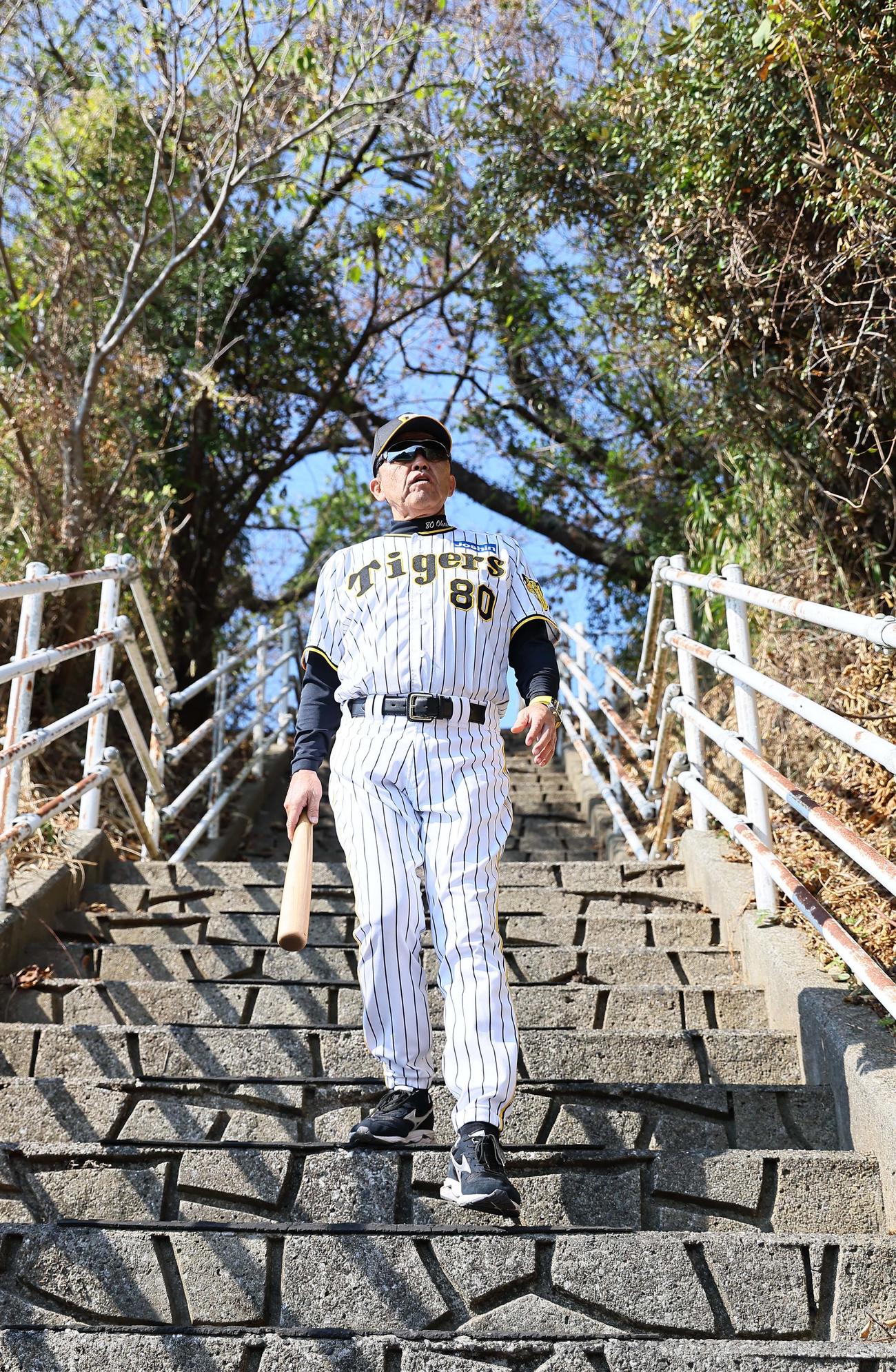 岡田監督は長い階段を降りブルペンへ向かう（撮影・上田博志）