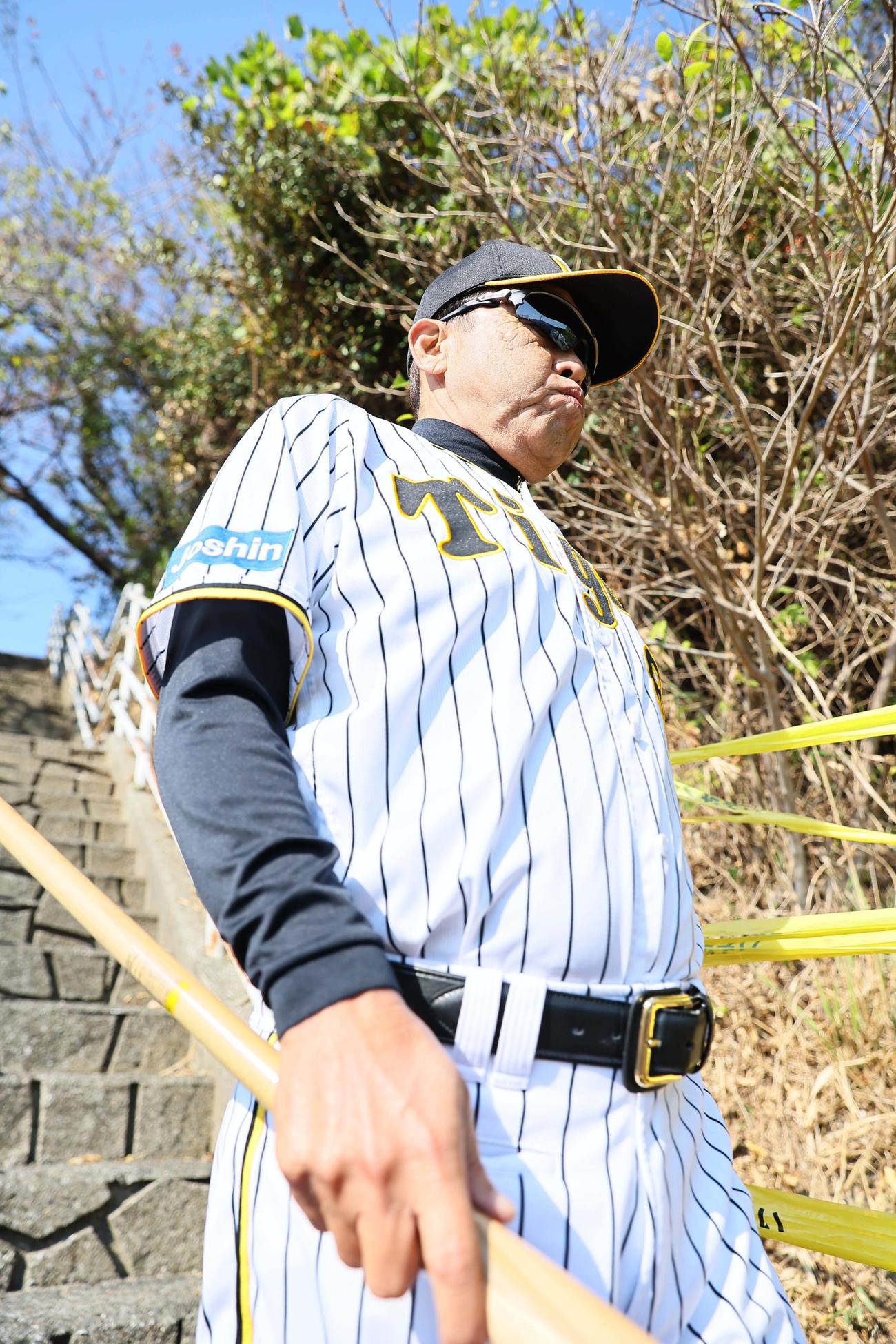 岡田監督は安芸市営球場の階段を降りブルペンへ向かう（撮影・上田博志）