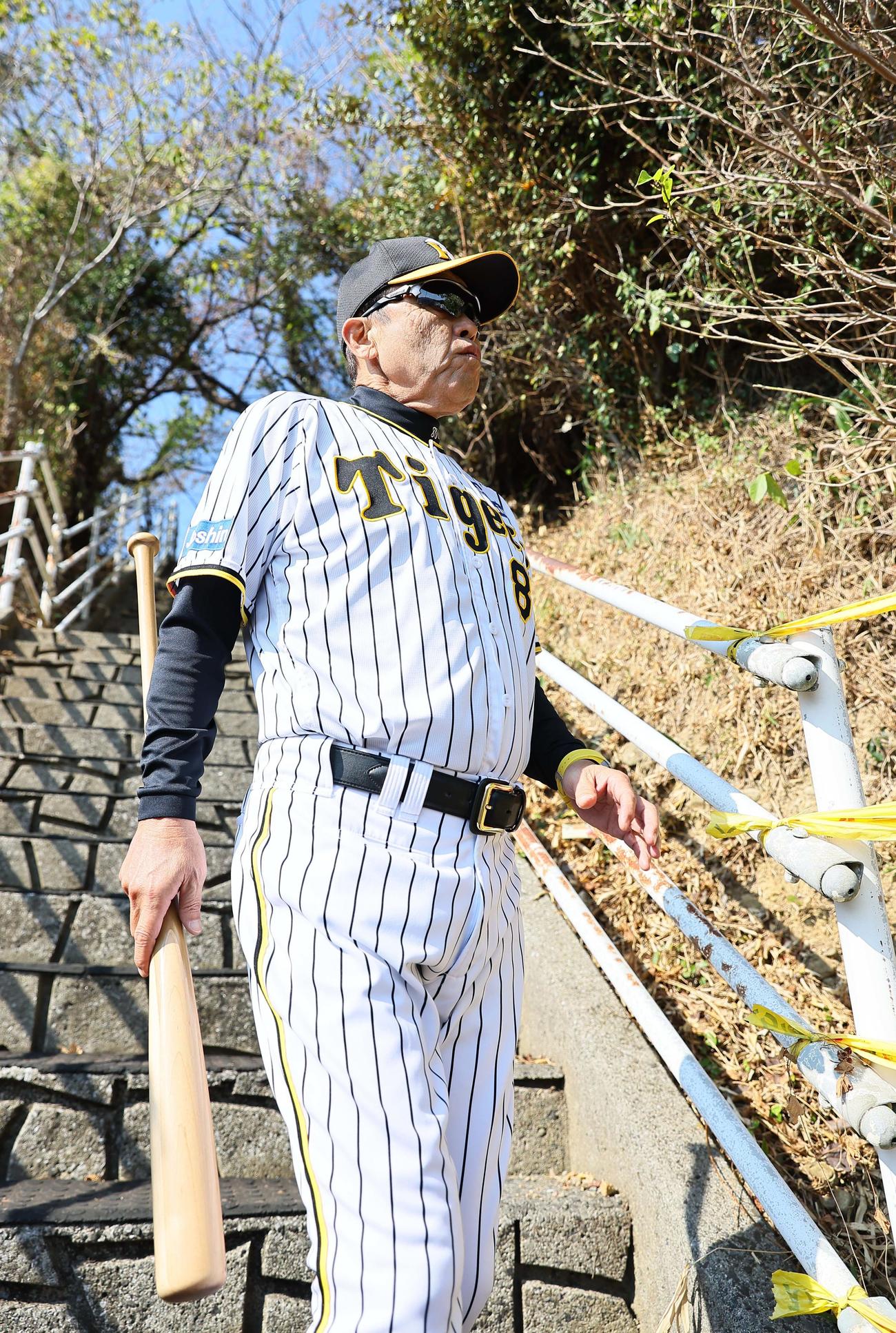 岡田監督は安芸市営球場の階段を降りブルペンへ向かう（撮影・上田博志）