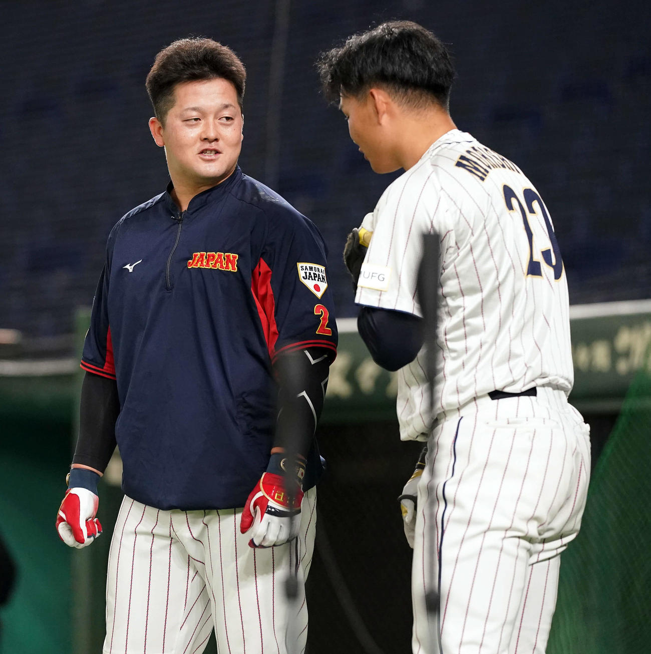 森下（右）に声をかける牧（撮影・たえ見朱実）