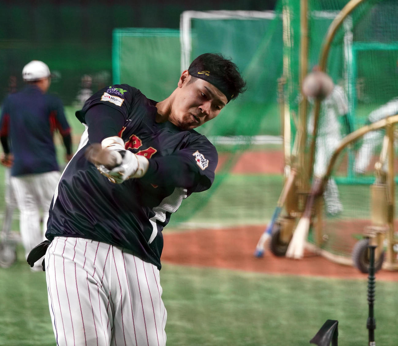 ティー打撃を行う佐藤輝（撮影・たえ見朱実）