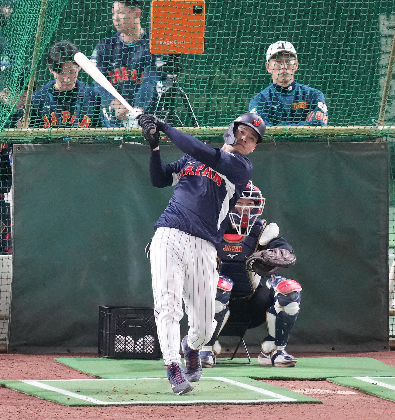 打撃練習をする佐藤輝。後方右は井端監督（撮影・菅敏）
