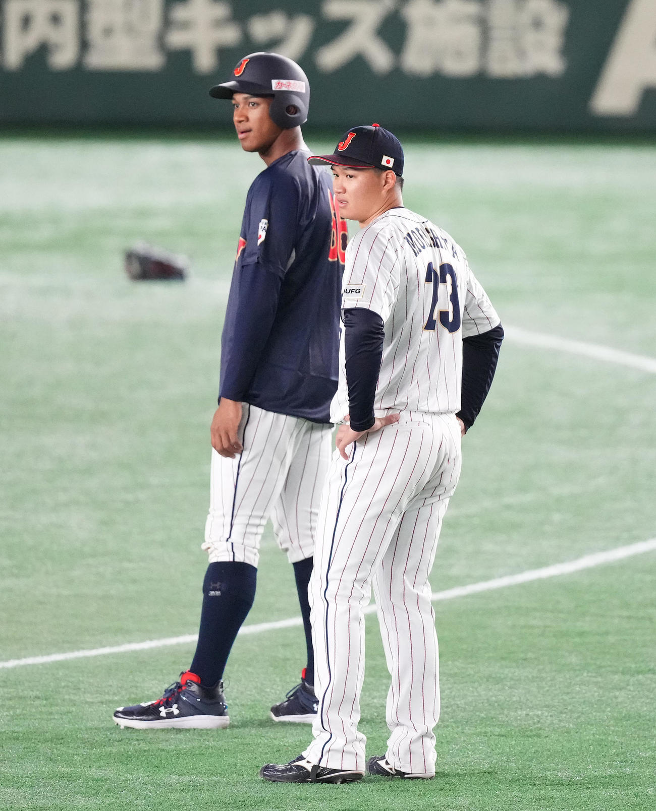 リラックスした表情で走塁練習をする森下。左は万波（撮影・菅敏）