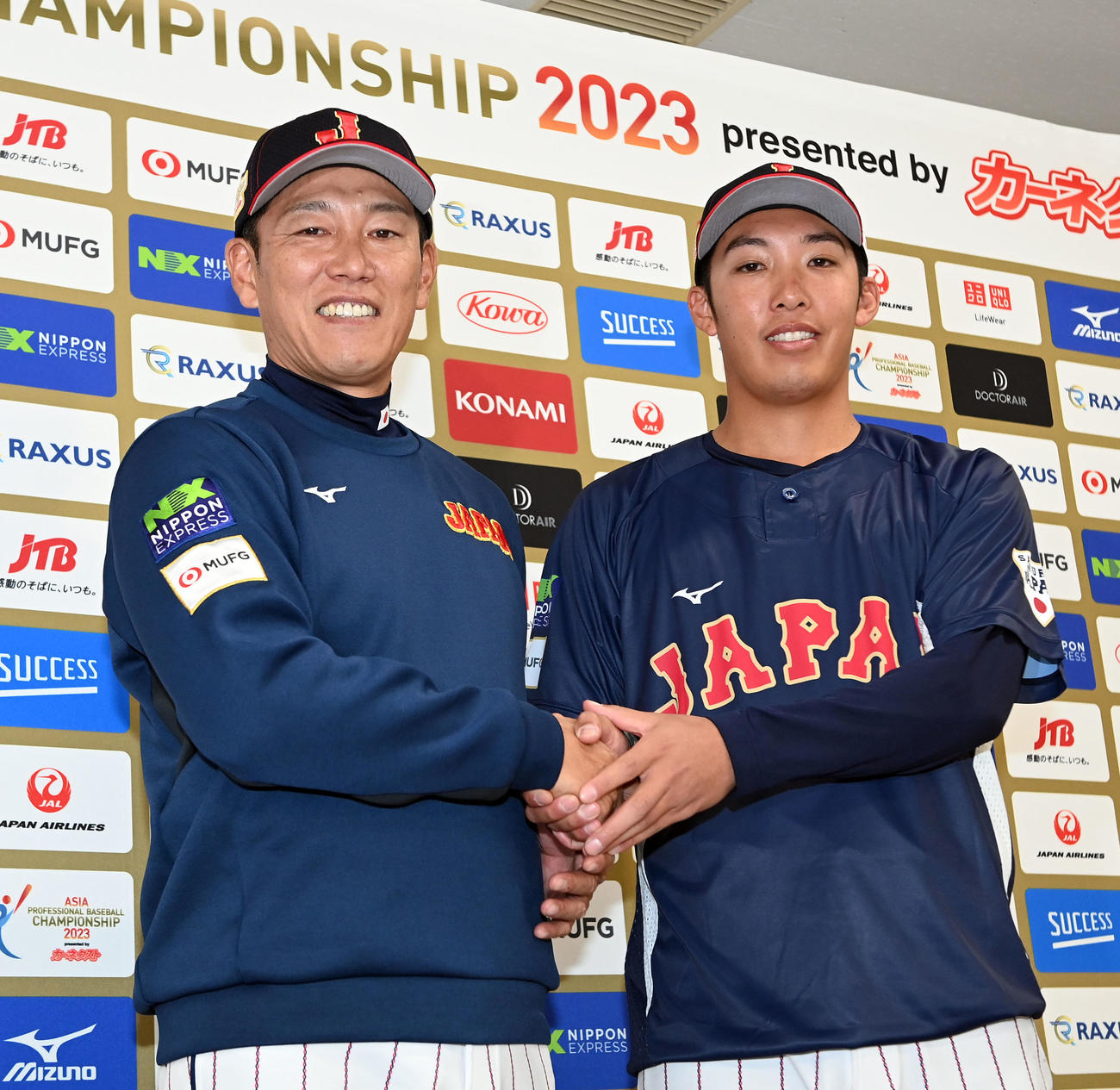会見終了後、記念撮影に納まる井端監督（左）と初戦先発の赤星（撮影・たえ見朱実）