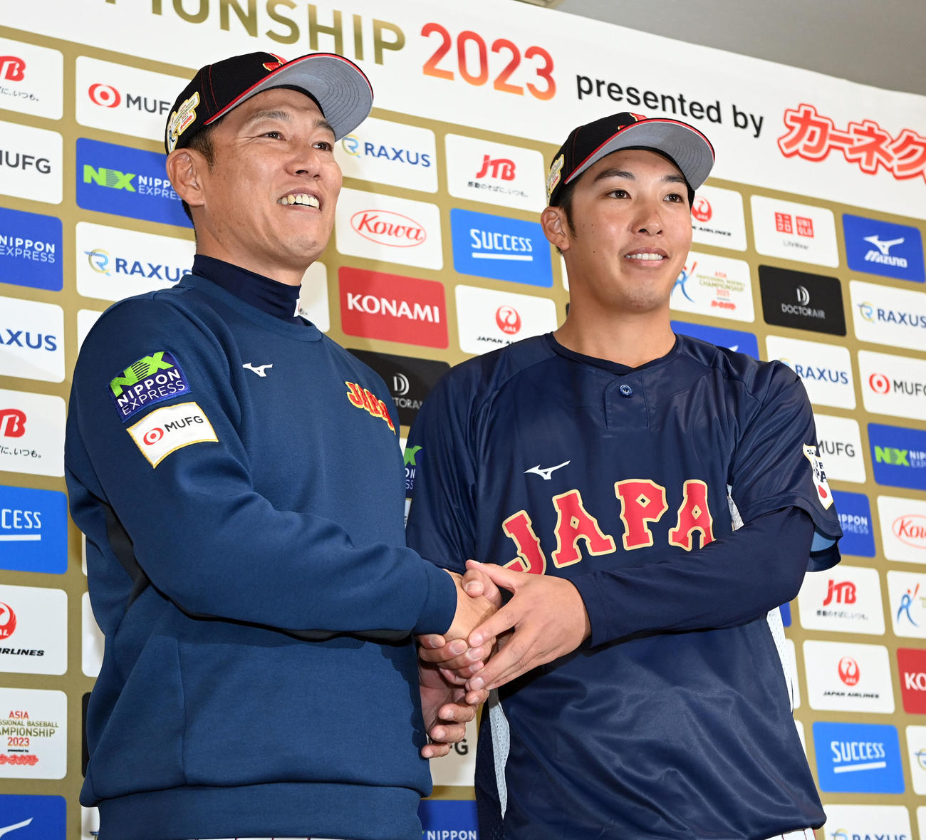 会見終了で記念撮影に納まる井端監督と初戦先発の赤星（撮影・たえ見朱実）