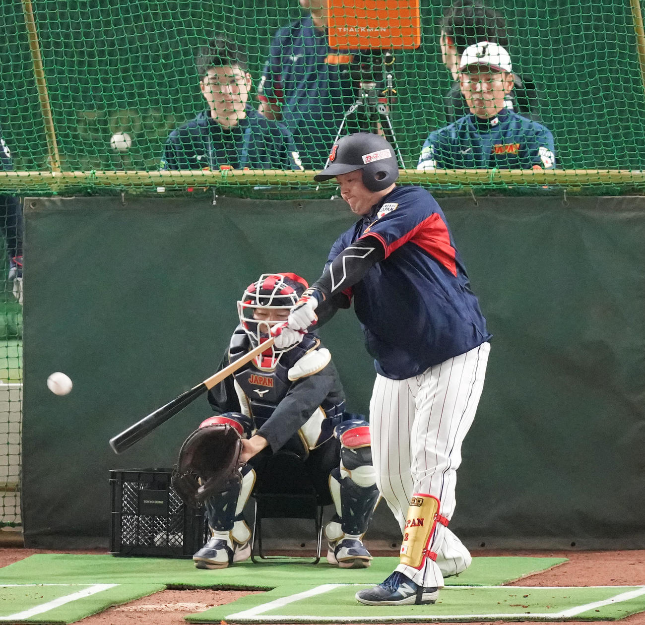 打撃練習をする日本代表牧。後方右は井端監督（撮影・菅敏）