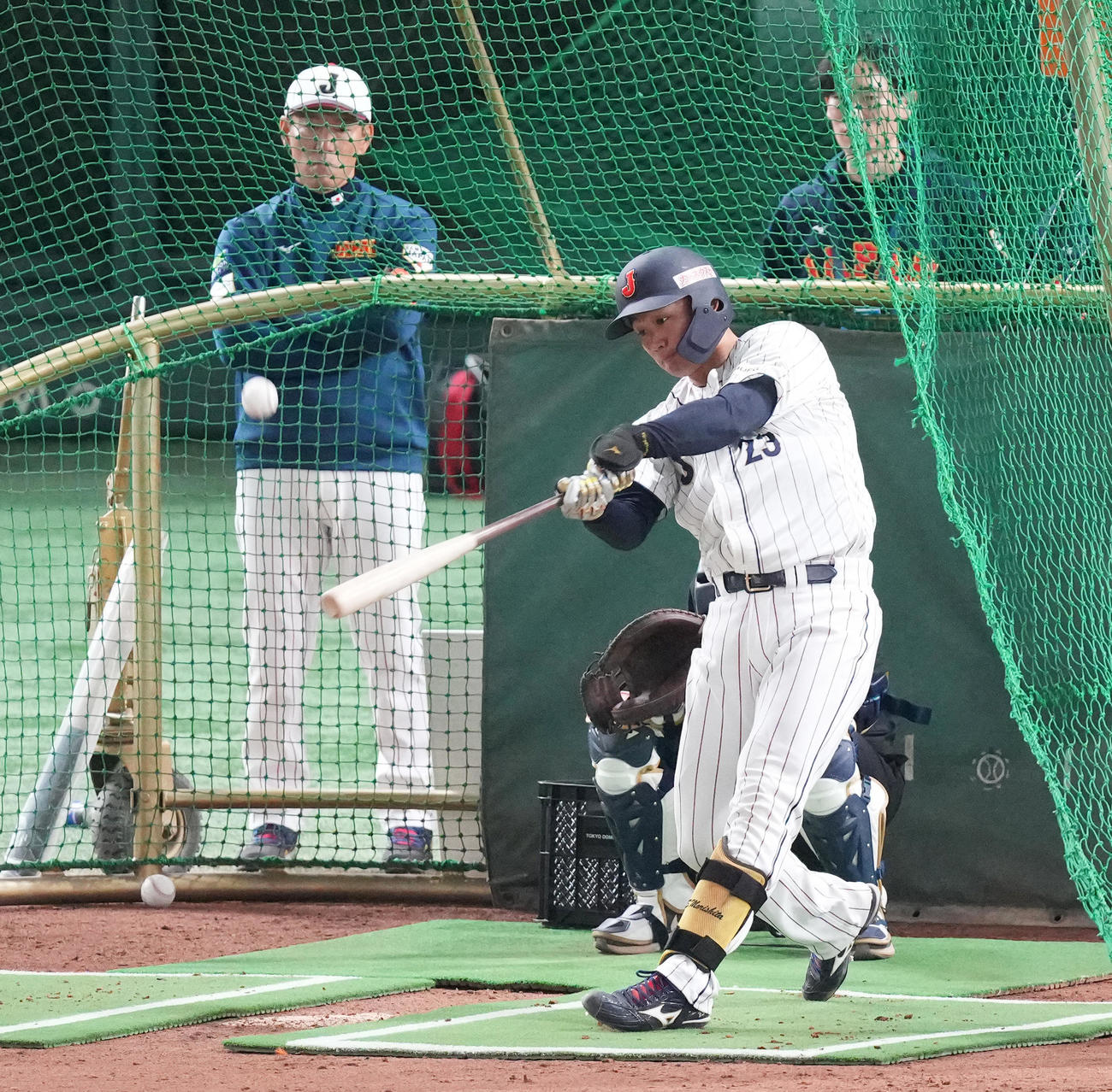打撃練習をする日本代表森下。後方左は井端監督（撮影・菅敏）