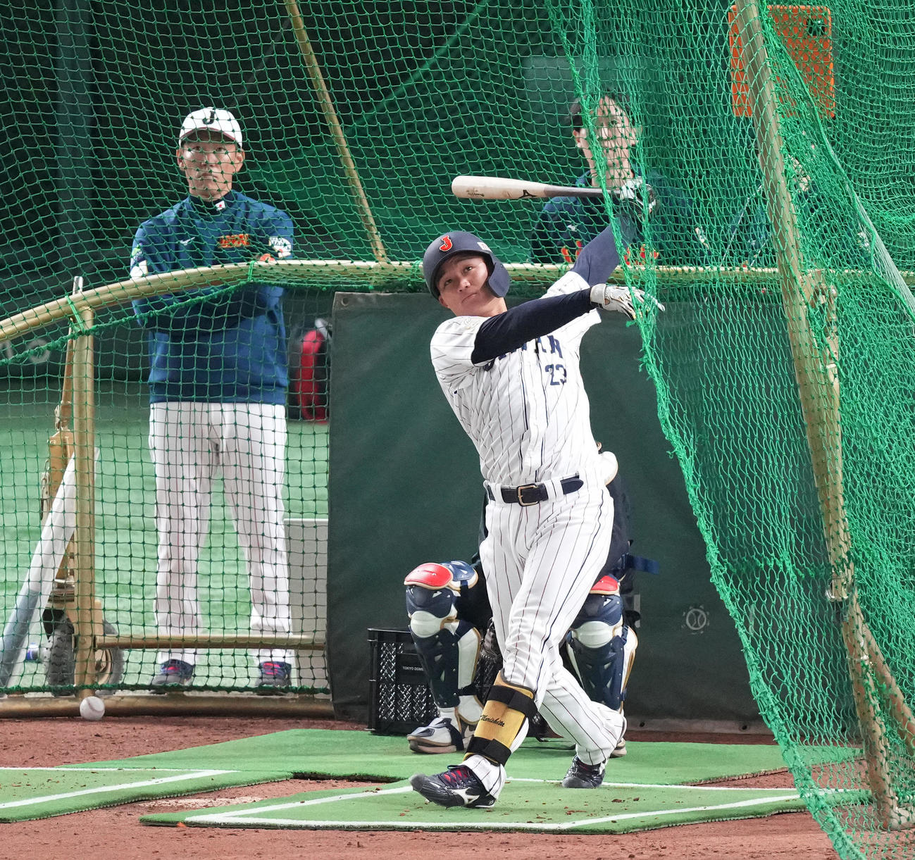 打撃練習をする日本代表森下。後方左は井端監督（撮影・菅敏）