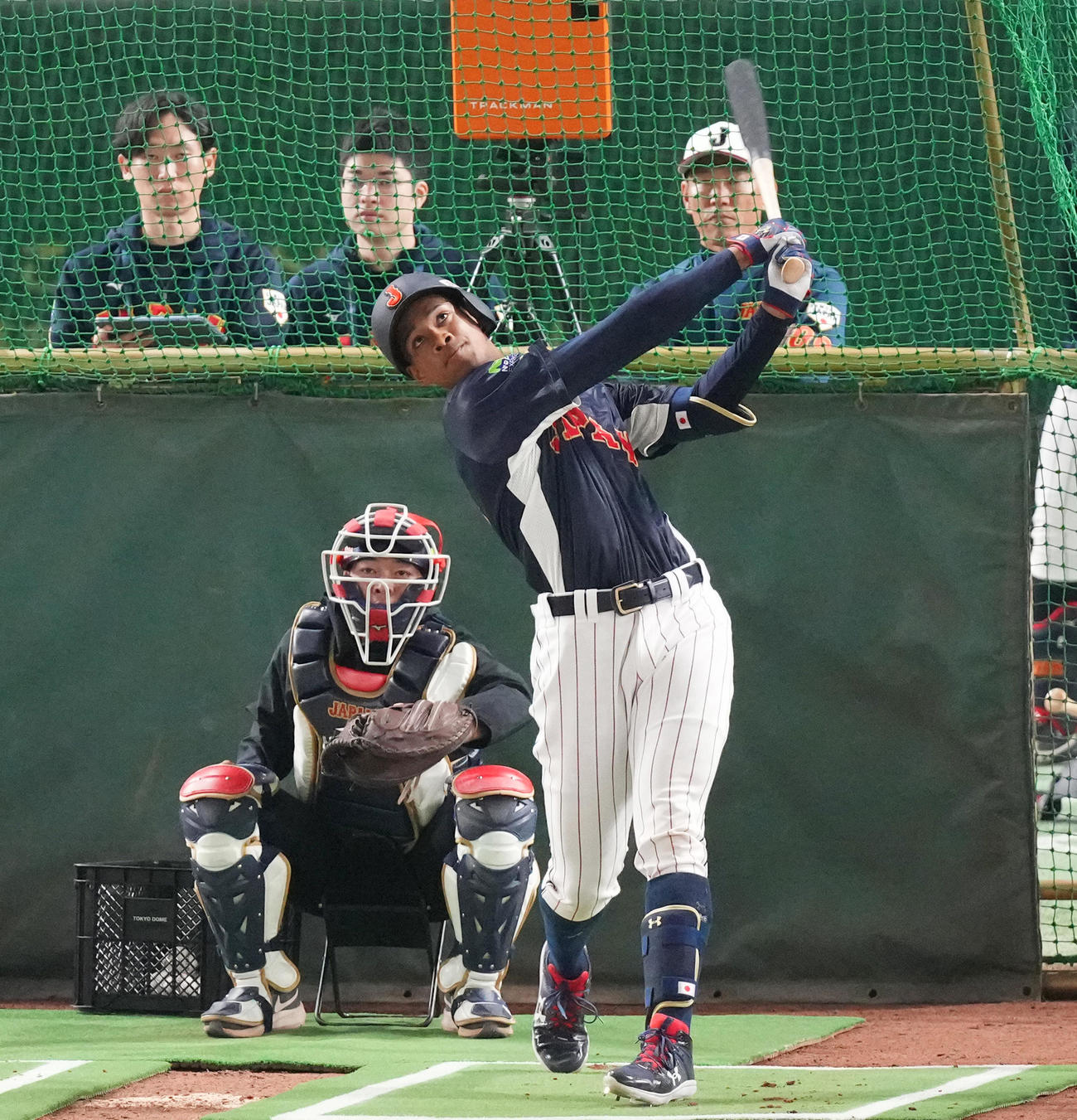 フリー打撃で調整する万波。右奥は井端監督（撮影・菅敏）
