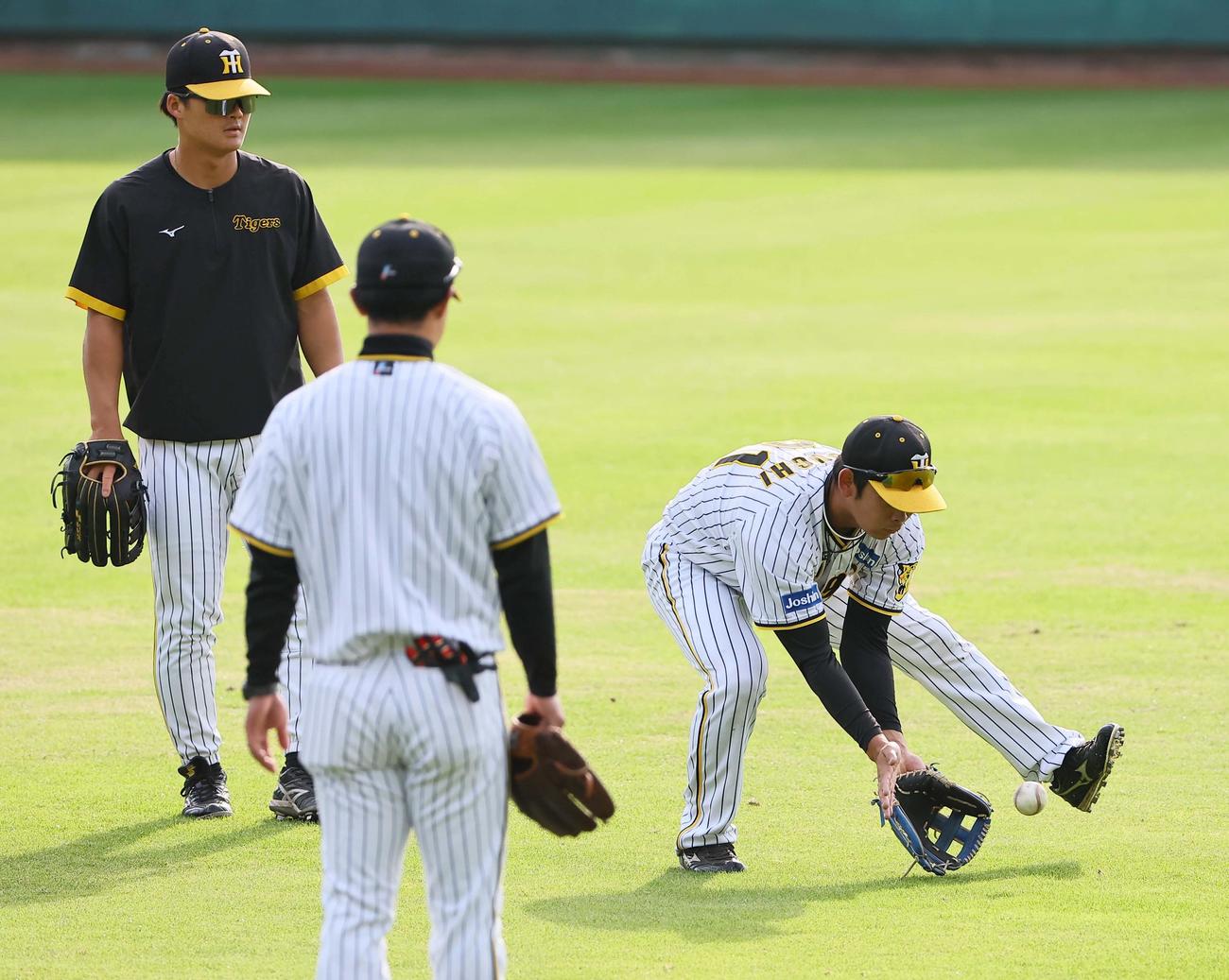 早出特守を行う野口（右）と前川。中央は上本コーチ（撮影・上田博志）
