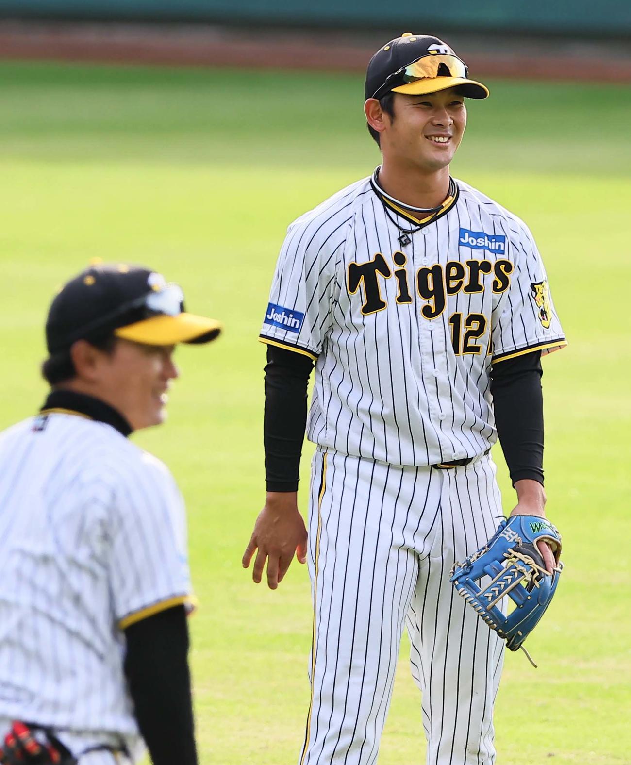 早出特守を行う野口（右）は笑顔を見せる（撮影・上田博志）