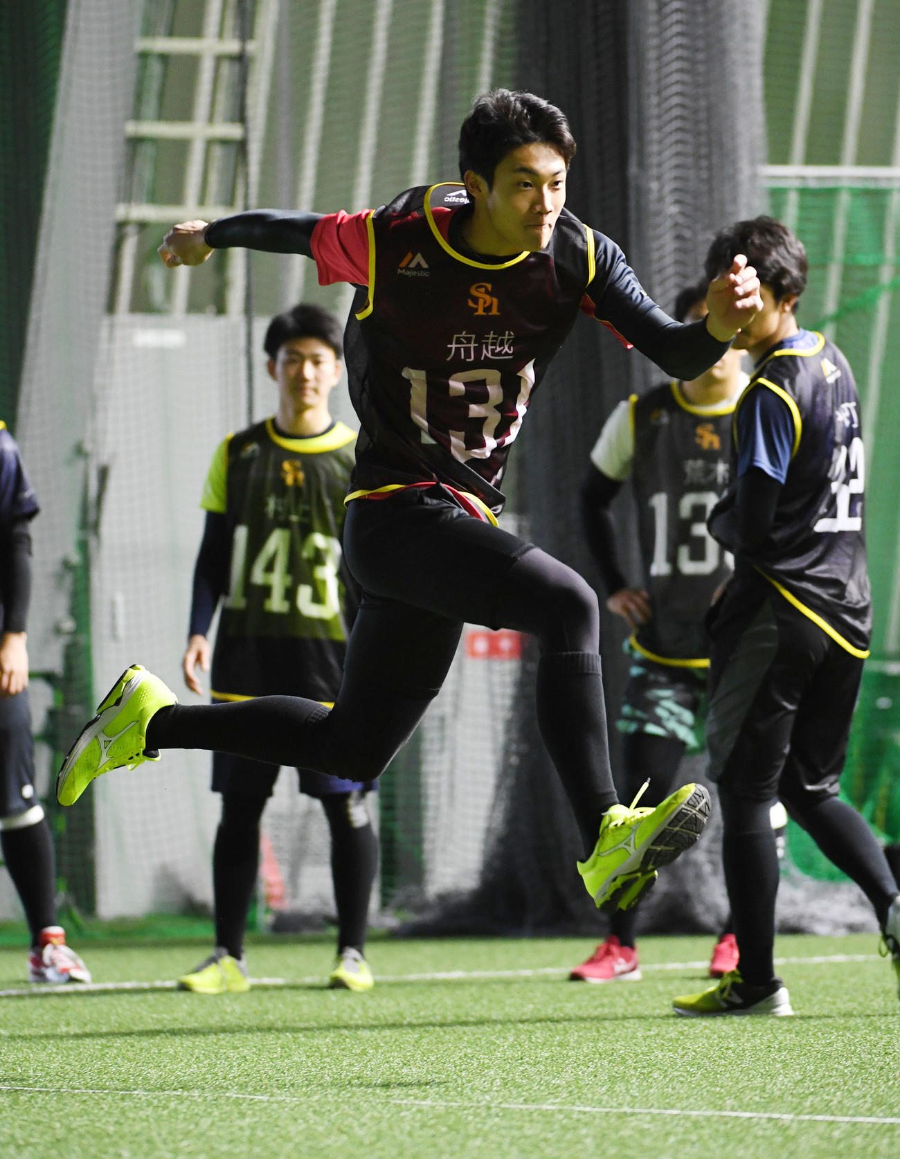 ジャンプしながら距離を測るソフトバンク育成5位の舟越秀虎（2020年1月16日撮影）