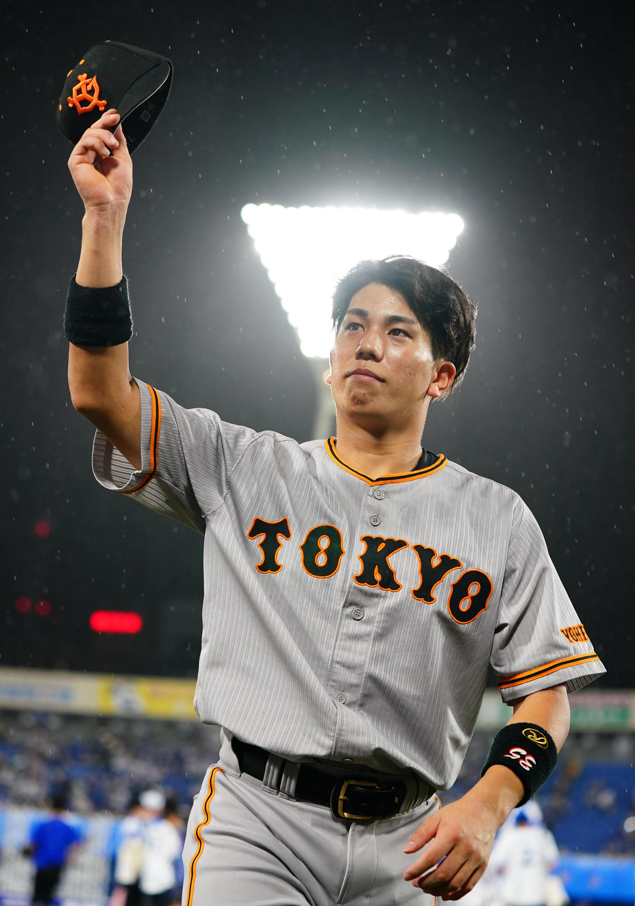 23年9月3日　DeNA対巨人　声援に応える巨人門脇（撮影・横山健太）