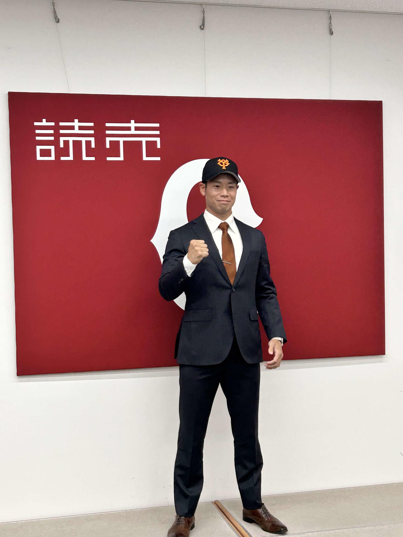 入団会見後、笑顔を見せる巨人近藤（撮影・上田悠太）