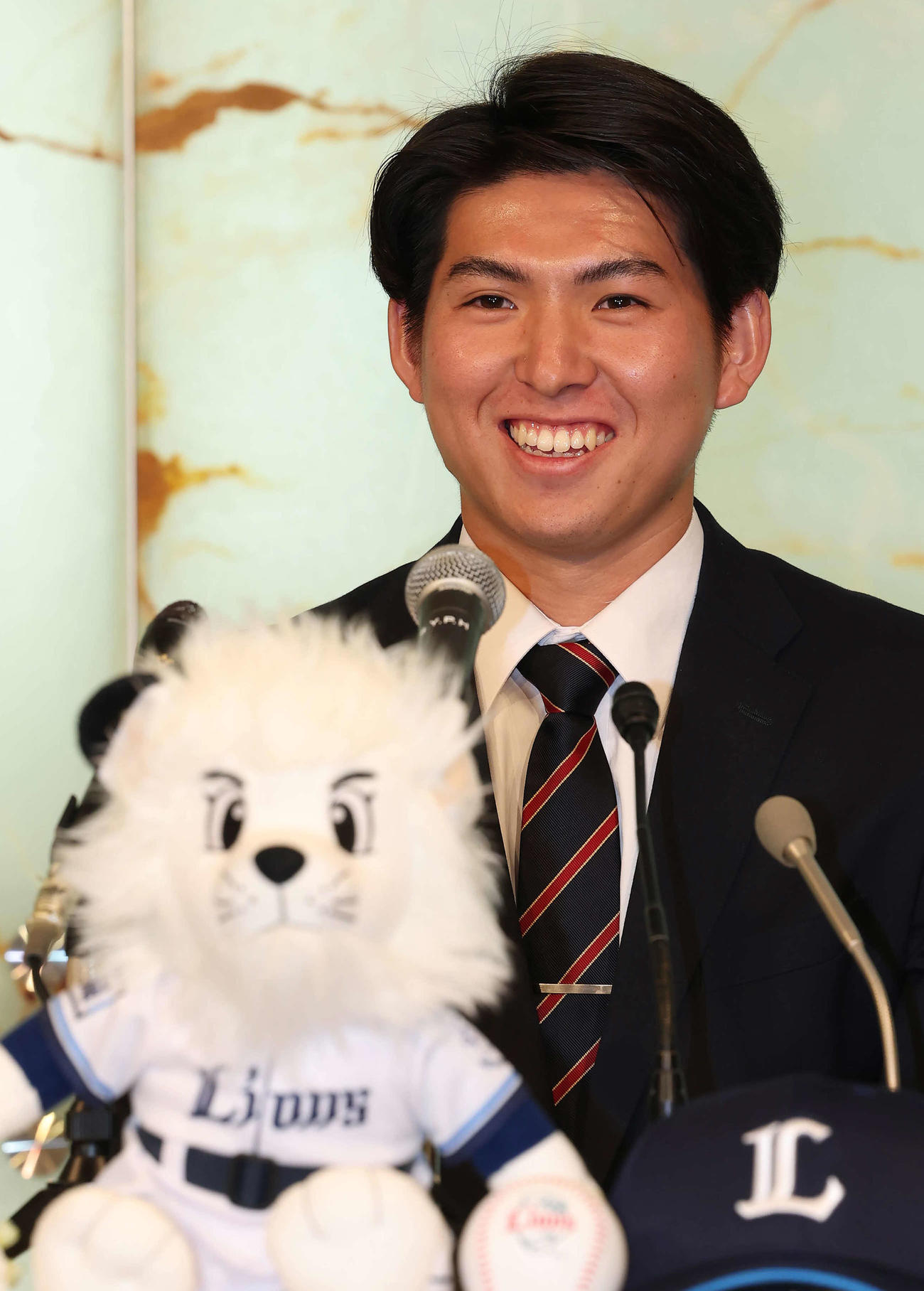 西武と仮契約し笑顔で記者会見するドラフト1位の国学院大武内（撮影・丹羽敏通）