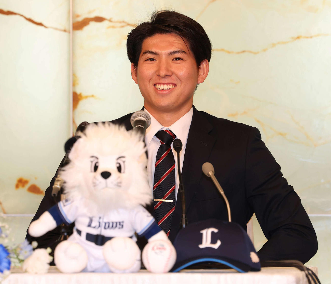 西武と仮契約し笑顔で記者会見するドラフト1位の国学院大武内（撮影・丹羽敏通）