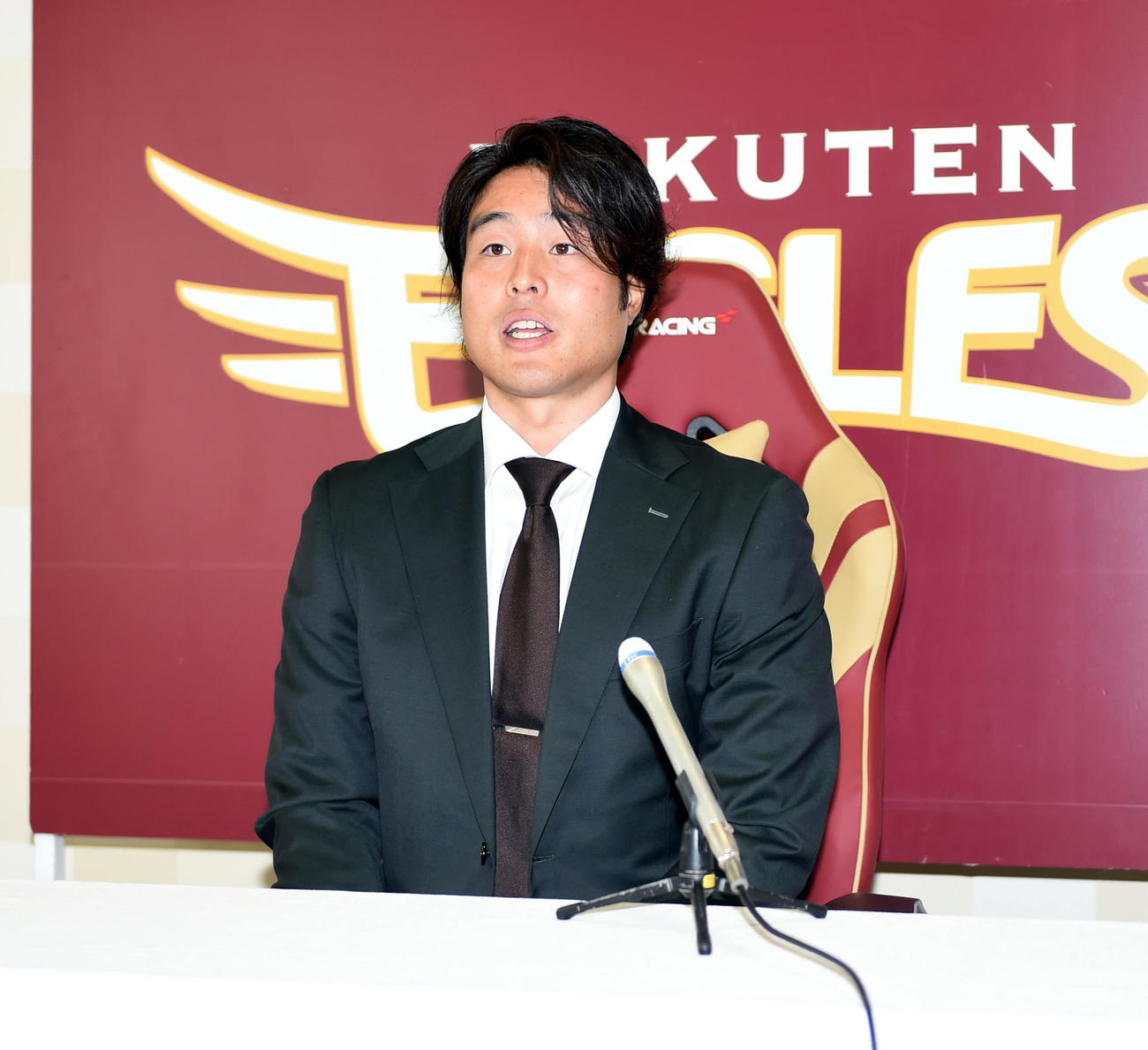 契約更改交渉を終え記者会見する楽天滝中（撮影・山田愛斗）