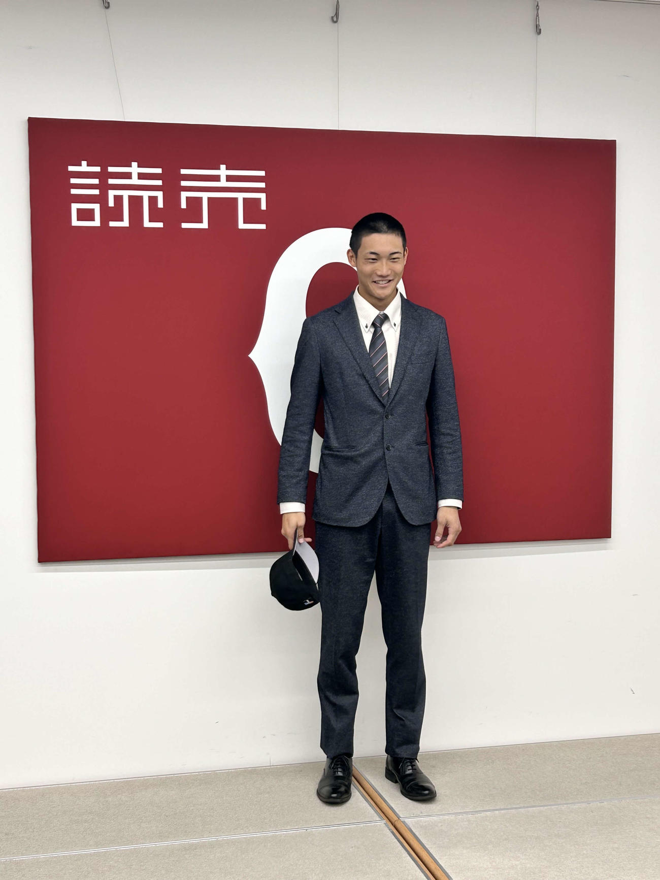 入団会見後、笑顔を見せる巨人舟越（撮影・上田悠太）