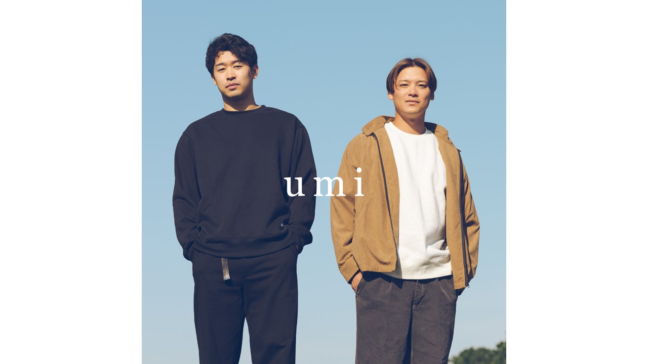 ロッテのライフスタイルブランド「umi」の冬物アパレルを着用する種市（左）と石川慎（球団提供）