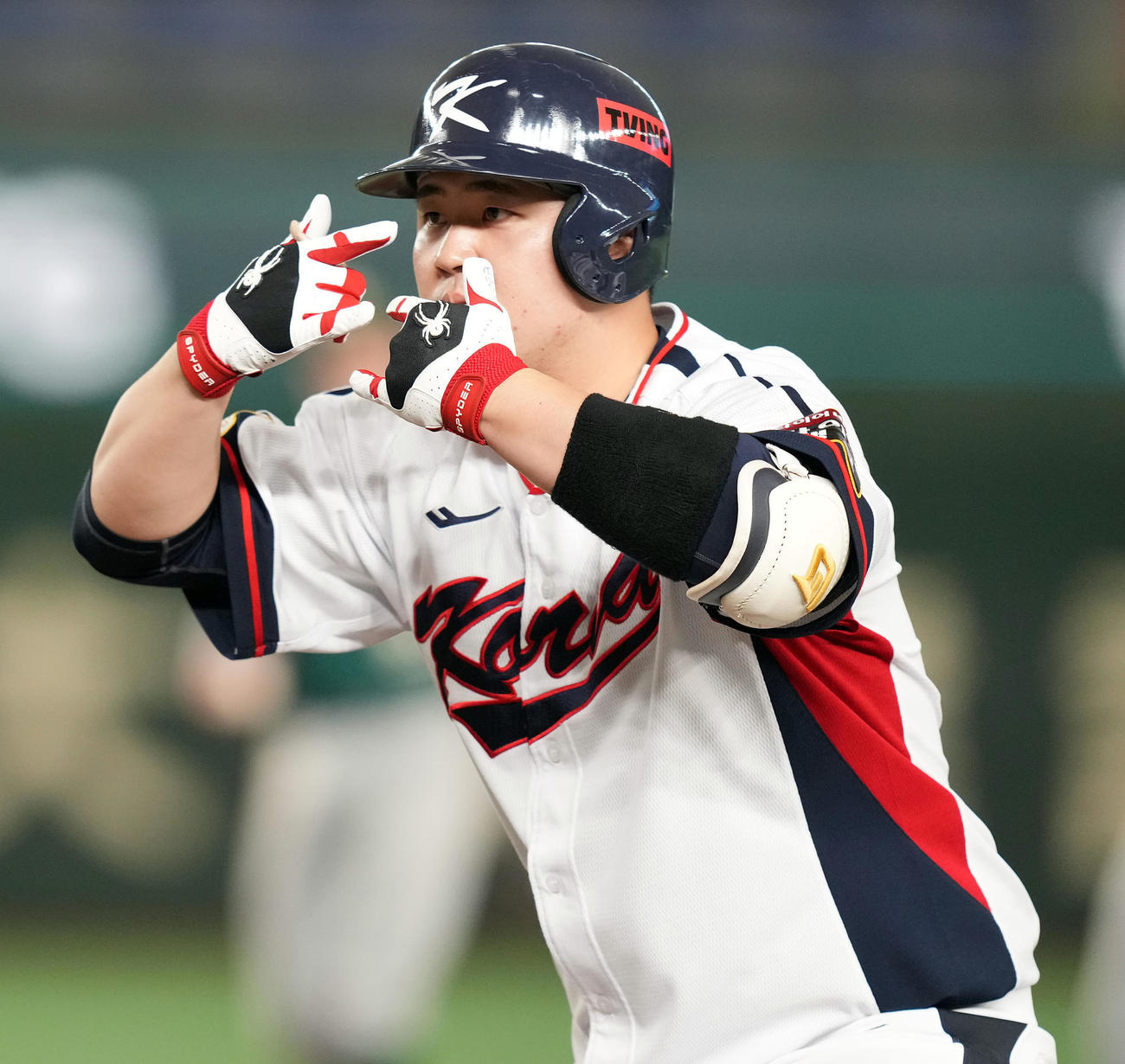 韓国対オーストラリア　2回裏韓国1死一、二塁、同点の適時打を放ちポーズを決める金亨俊（撮影・たえ見朱実）