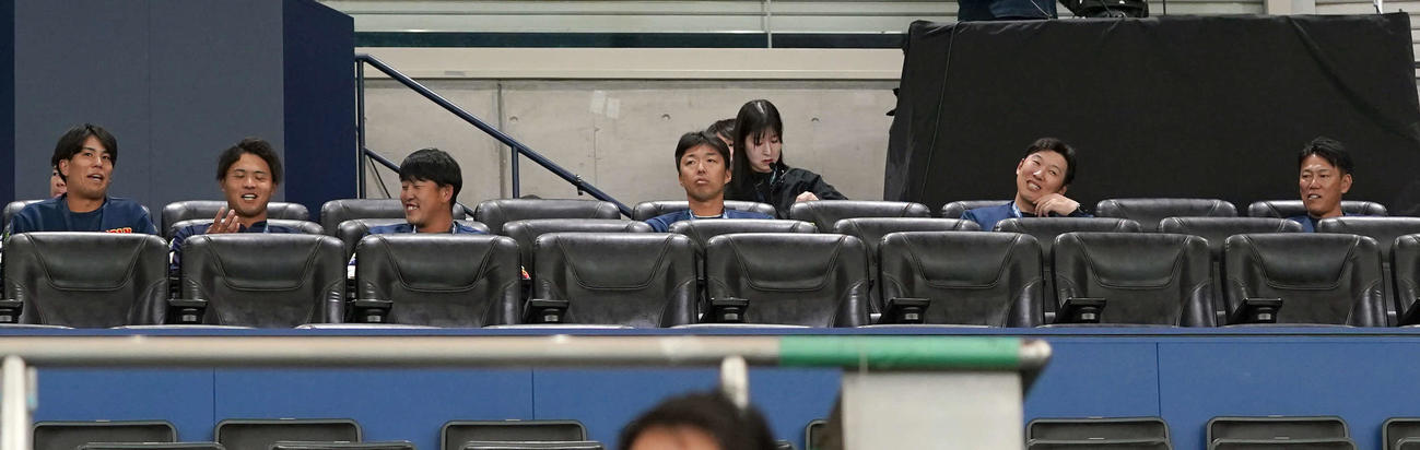 韓国－オーストラリアを視察に訪れた井端監督（右端ら）ら関係者と選手（撮影・たえ見朱実）