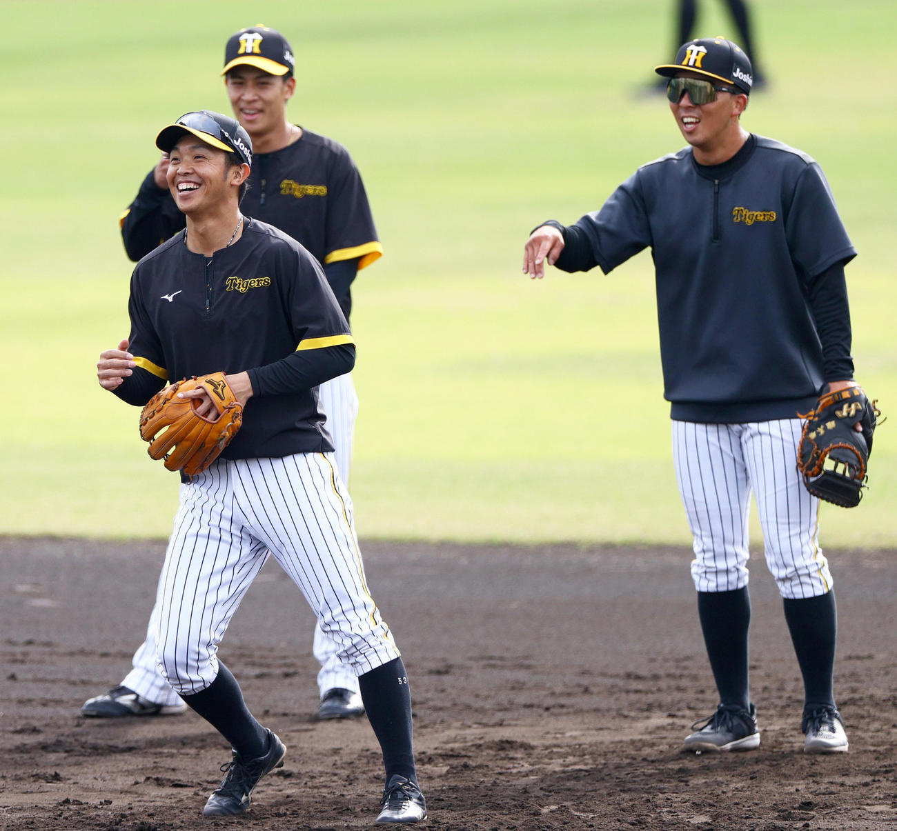 鳴尾浜球場でノックを受ける、左から島田、植田、片山（撮影・上山淳一）