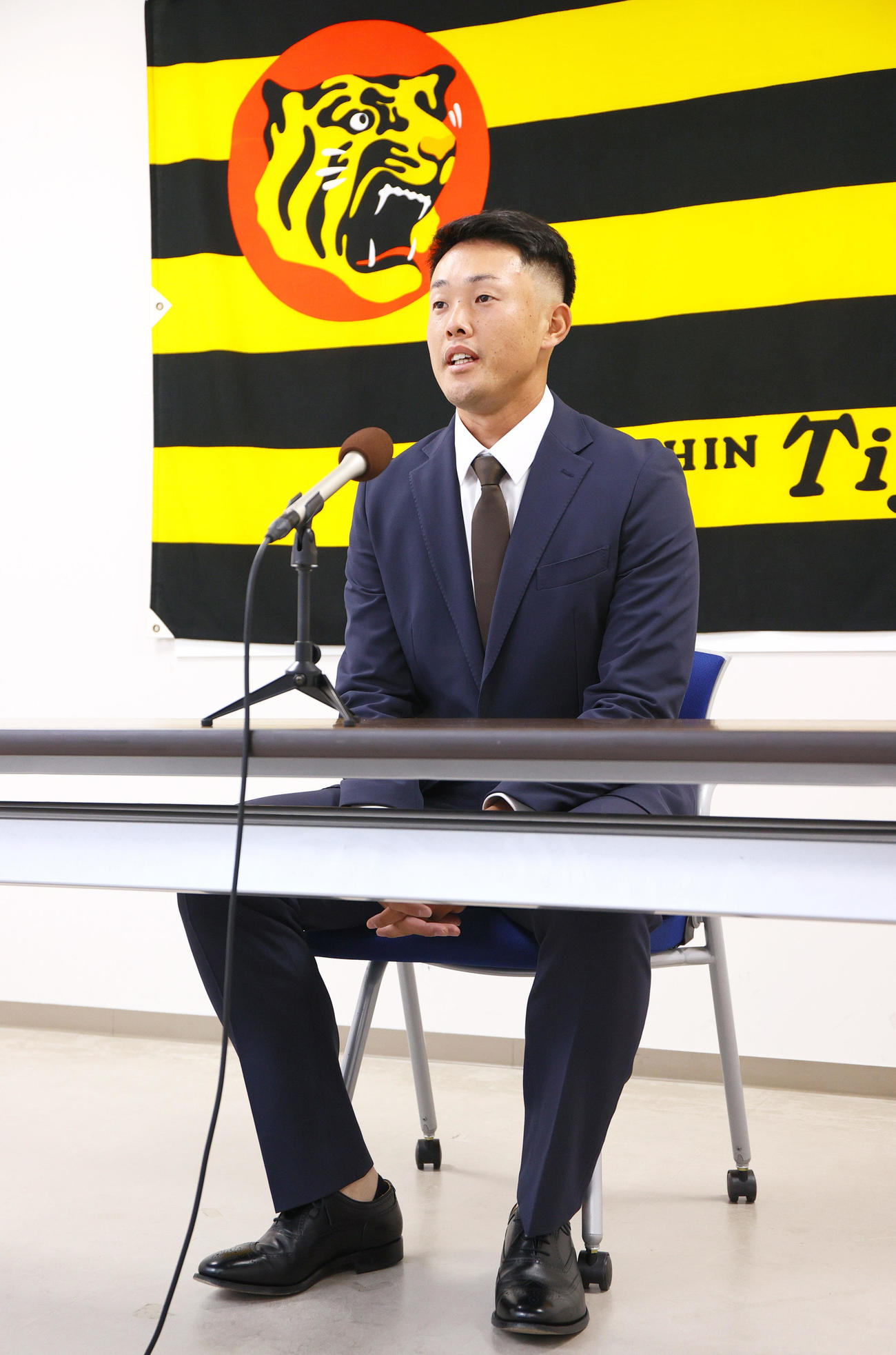 阪神高浜はダウンで契約更改し、会見する（撮影・上山淳一）