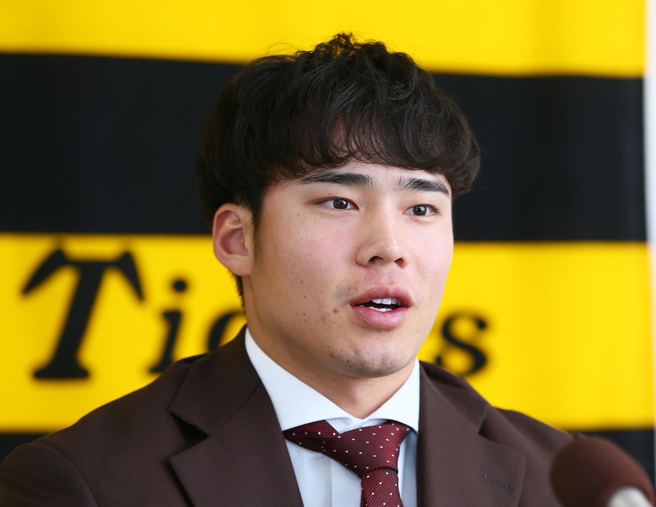 現状維持で契約更改し、会見する阪神遠藤（撮影・上山淳一）