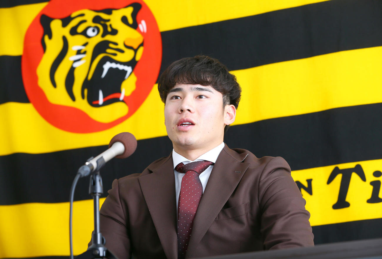 現状維持で契約更改し、会見する阪神遠藤（撮影・上山淳一）