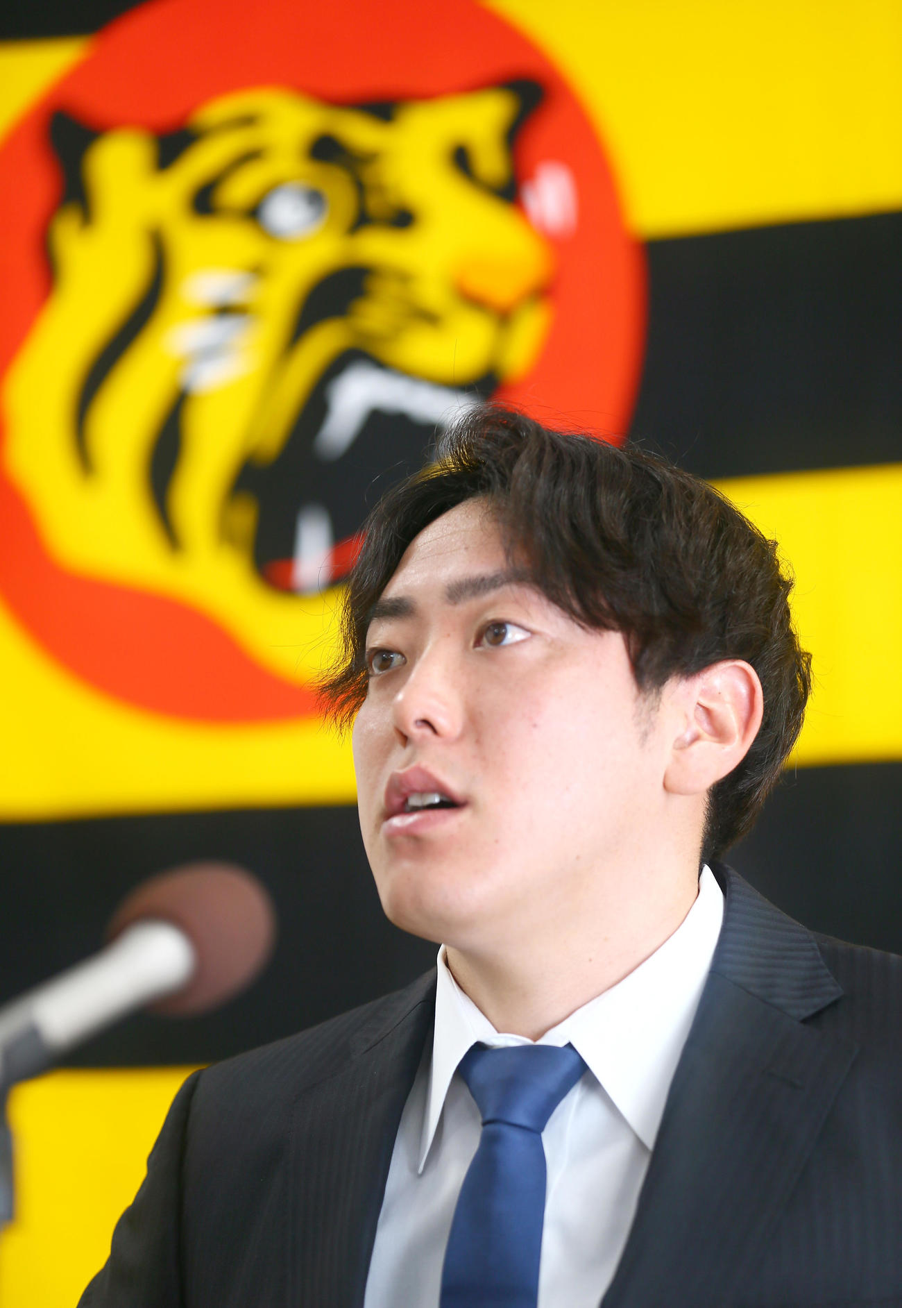 現状維持で契約更改し、会見する阪神小川（撮影・上山淳一）