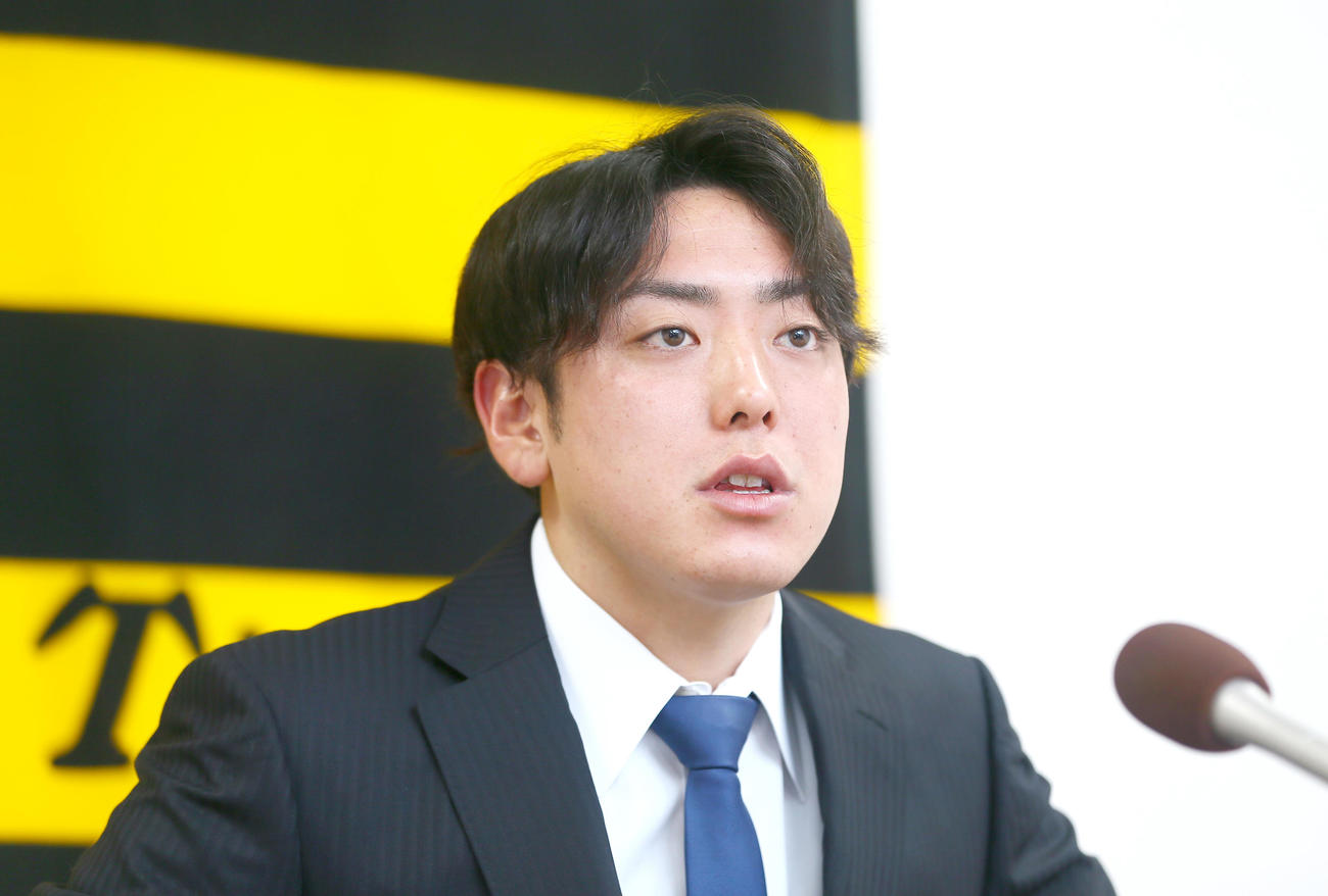 現状維持で契約更改し、会見する阪神小川（撮影・上山淳一）