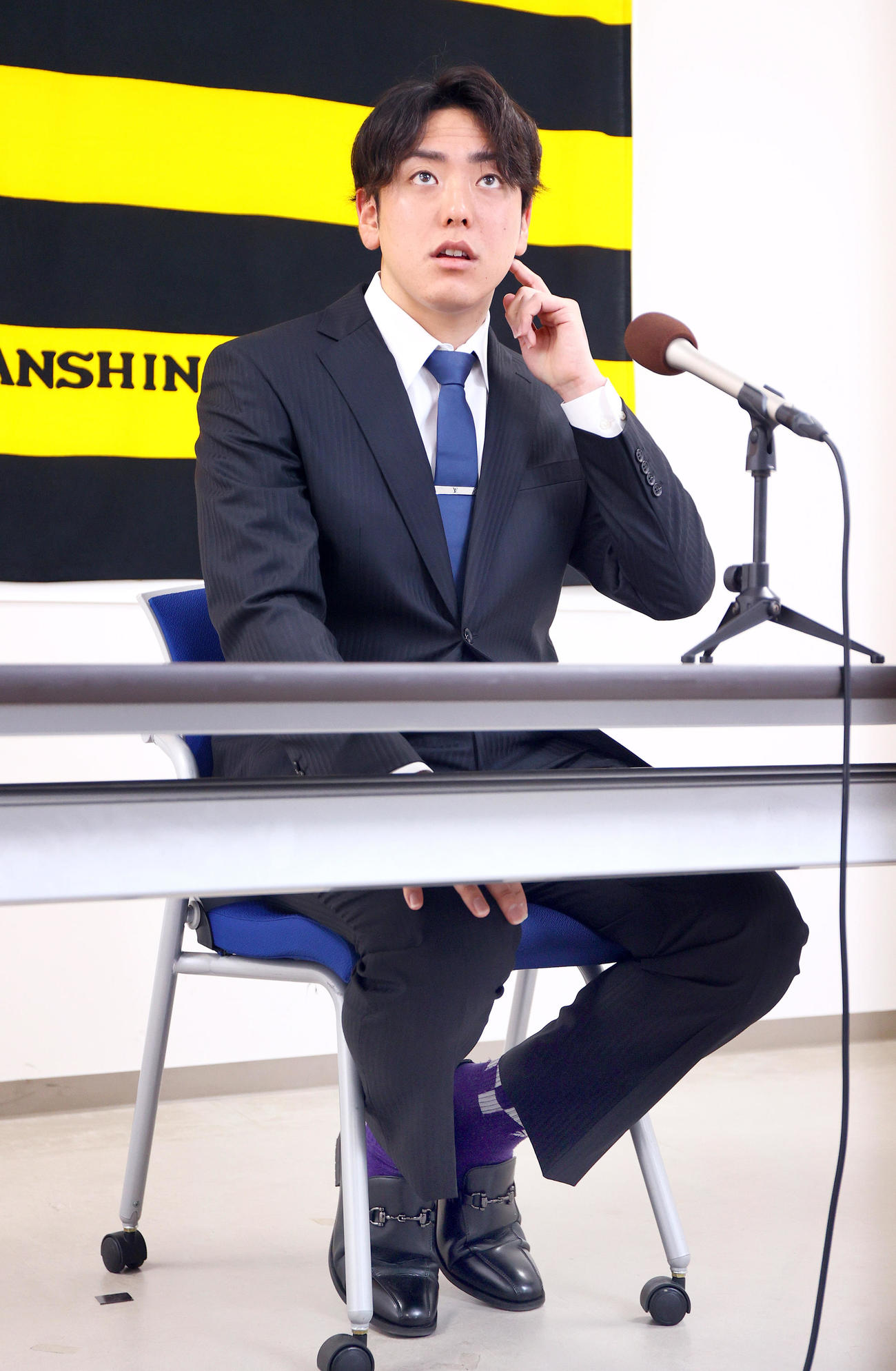 現状維持で契約更改し、会見する阪神小川（撮影・上山淳一）