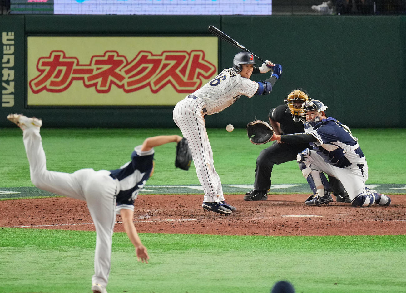 23年3月10日、日本対韓国　7回裏日本1死一、三塁、厳しい内角のボールをよける大谷。投手李義理