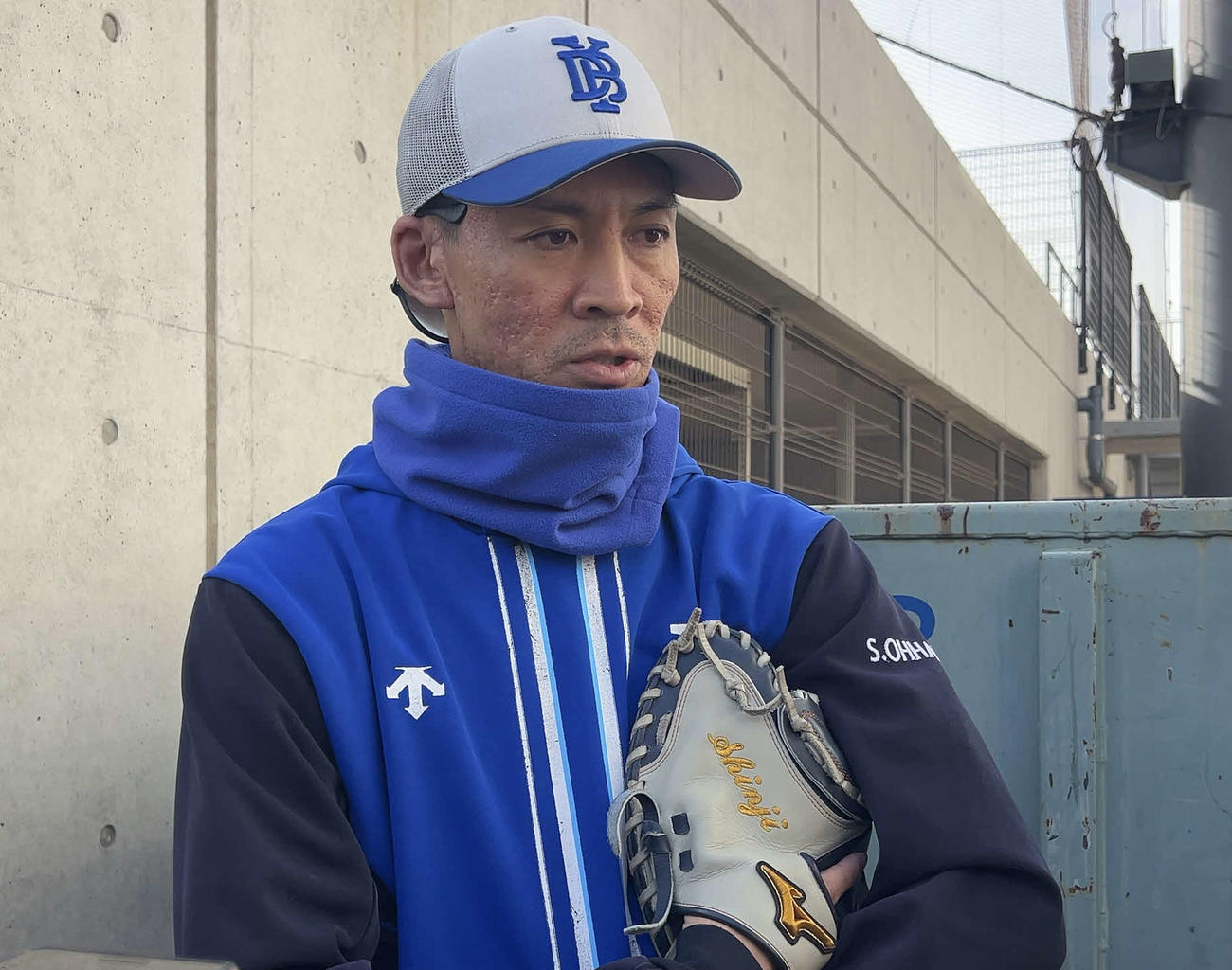 取材に応じるDeNA大原コーチ（撮影・黒須亮）