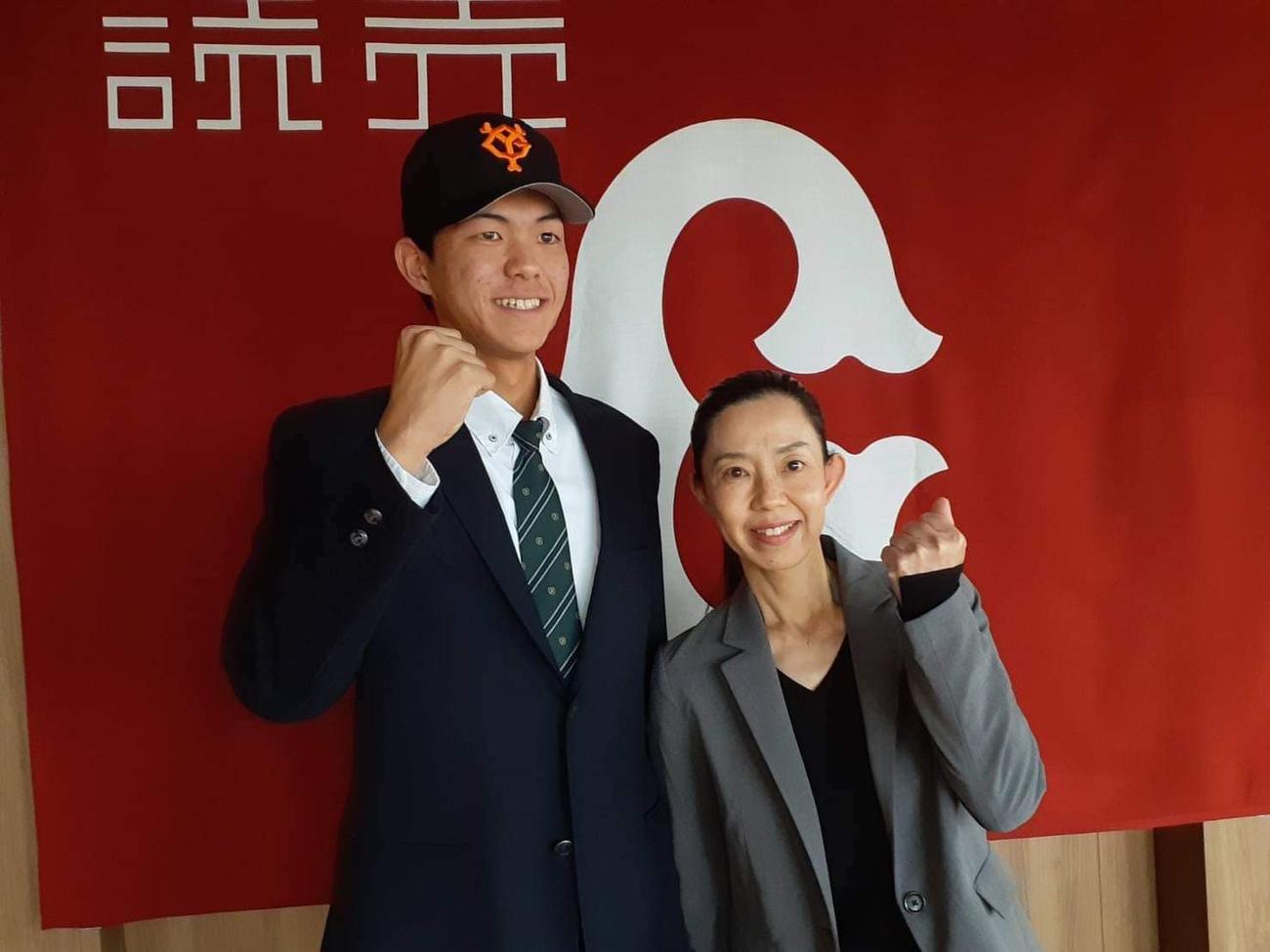 仮契約を終え、笑顔を見せる福岡工大城東・園田（左）と母めぐみさん（球団提供）