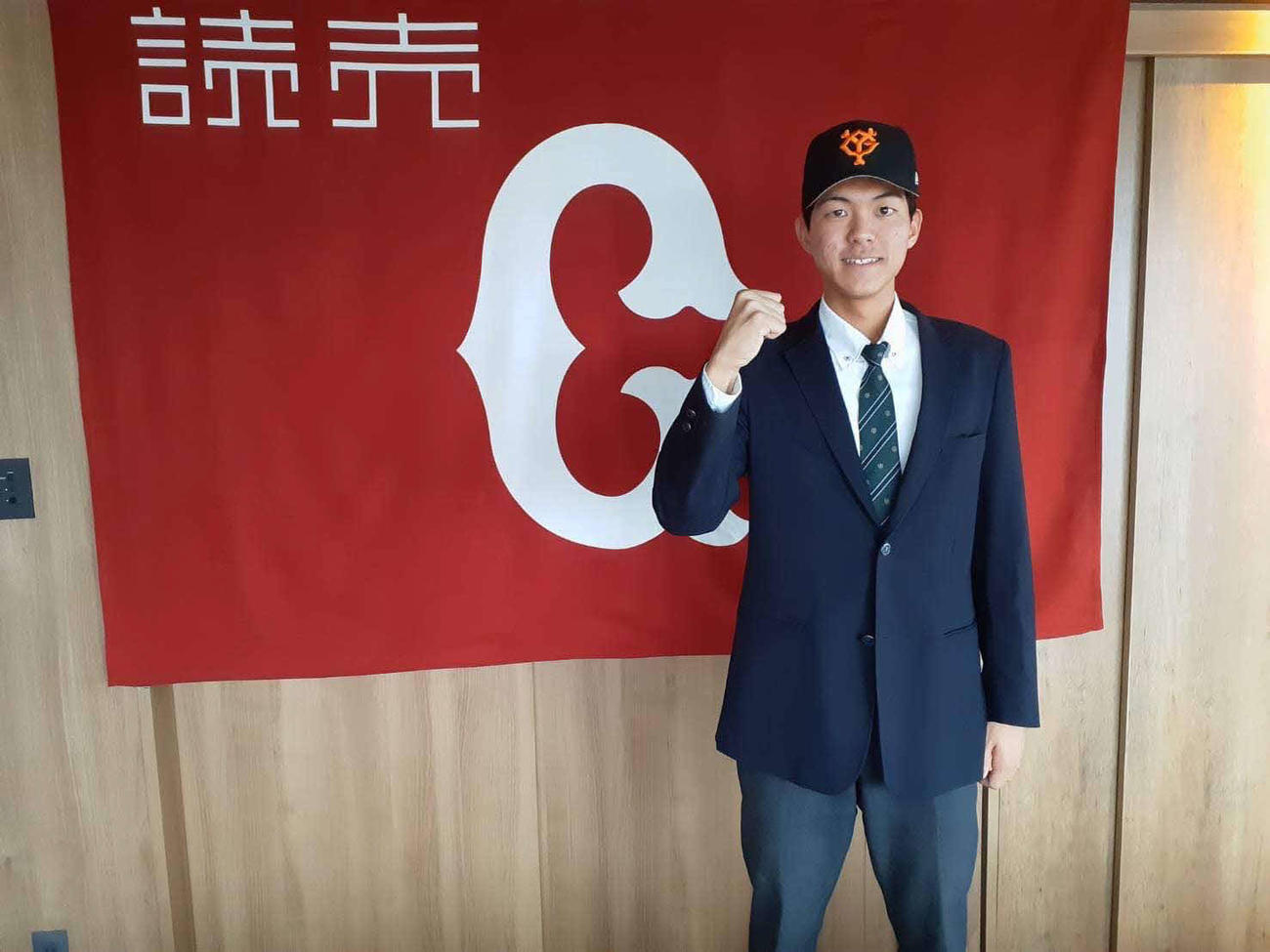 仮契約を終え、ガッツポーズする福岡工大城東・園田純規（球団提供）