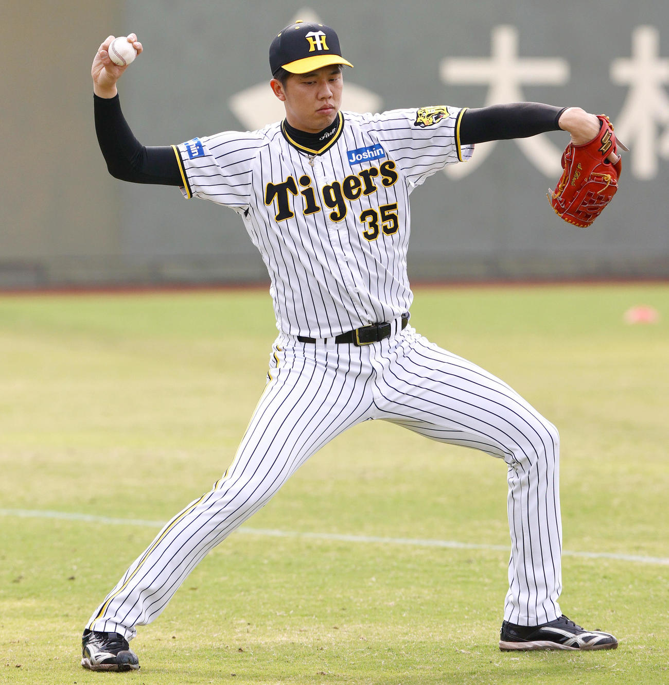 鳴尾浜球場で投球フォームを確認する阪神才木（撮影・上山淳一）