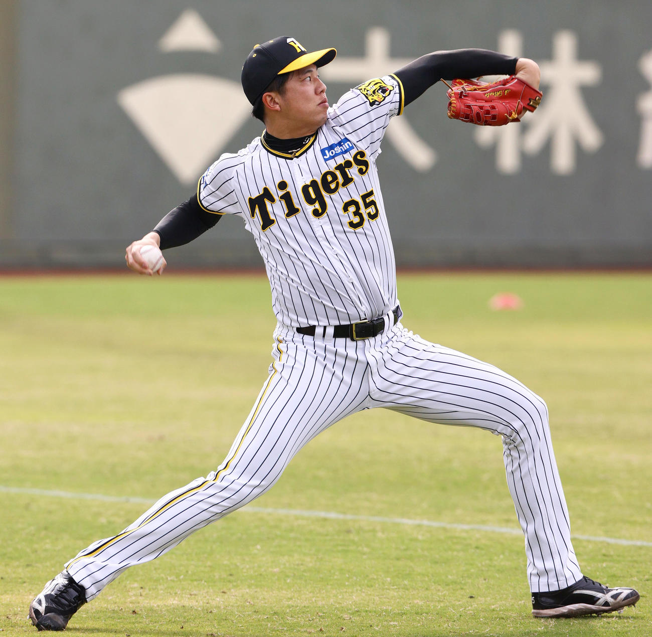 鳴尾浜球場でキャッチボールする阪神才木（撮影・上山淳一）