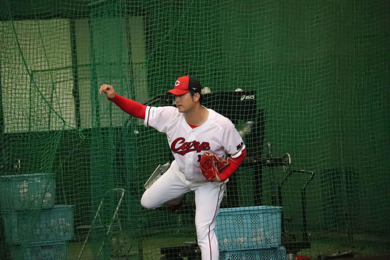ブルペン投球する広島岡田明丈投手（撮影・前原淳）