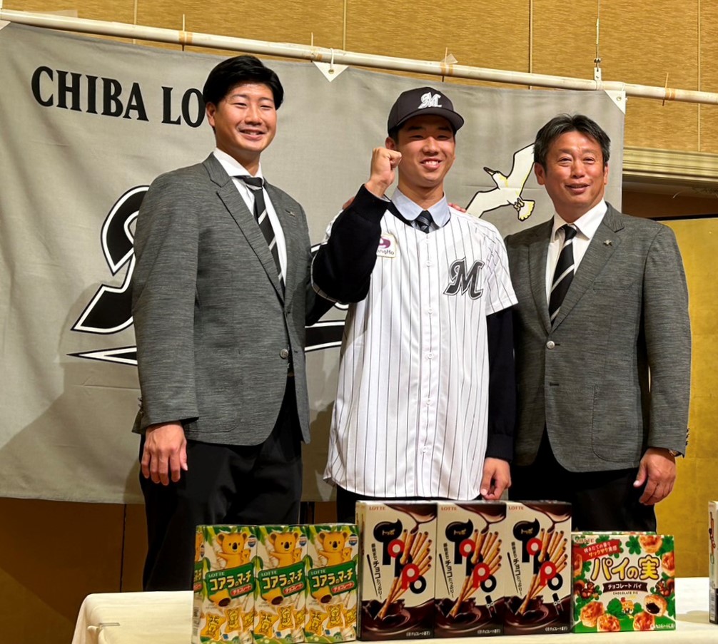 仮契約を終え記念撮影をする左から松田スカウト、霞ケ浦・木村、榎スカウト部長（撮影・星夏穂）