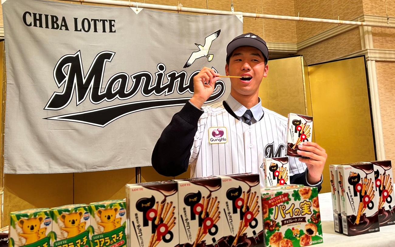 トッポを手に笑顔の霞ケ浦・木村（撮影・星夏穂）
